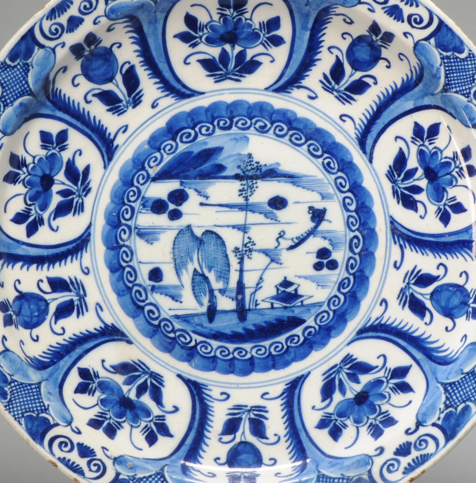 Néerlandais Ancienne assiette en faïence de Delft bleue et blanche du 18ème siècle de style Kraak. 40 cm en vente