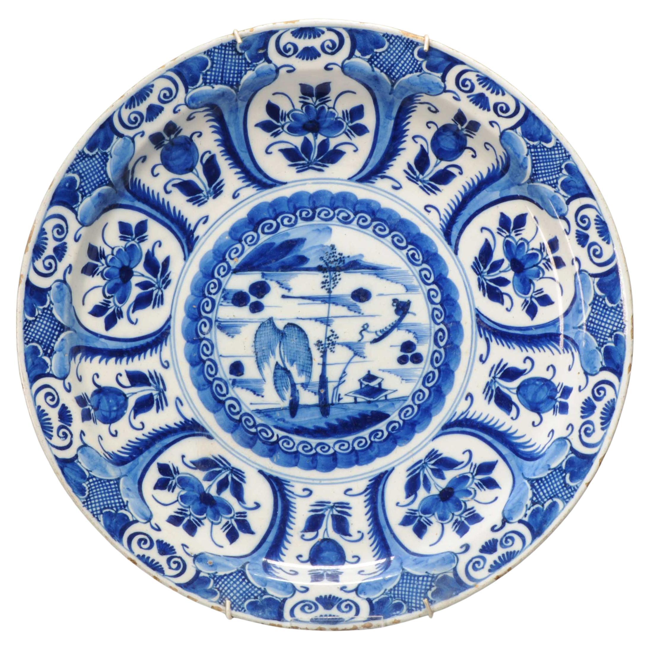 Ancienne assiette en faïence de Delft bleue et blanche du 18ème siècle de style Kraak. 40 cm en vente
