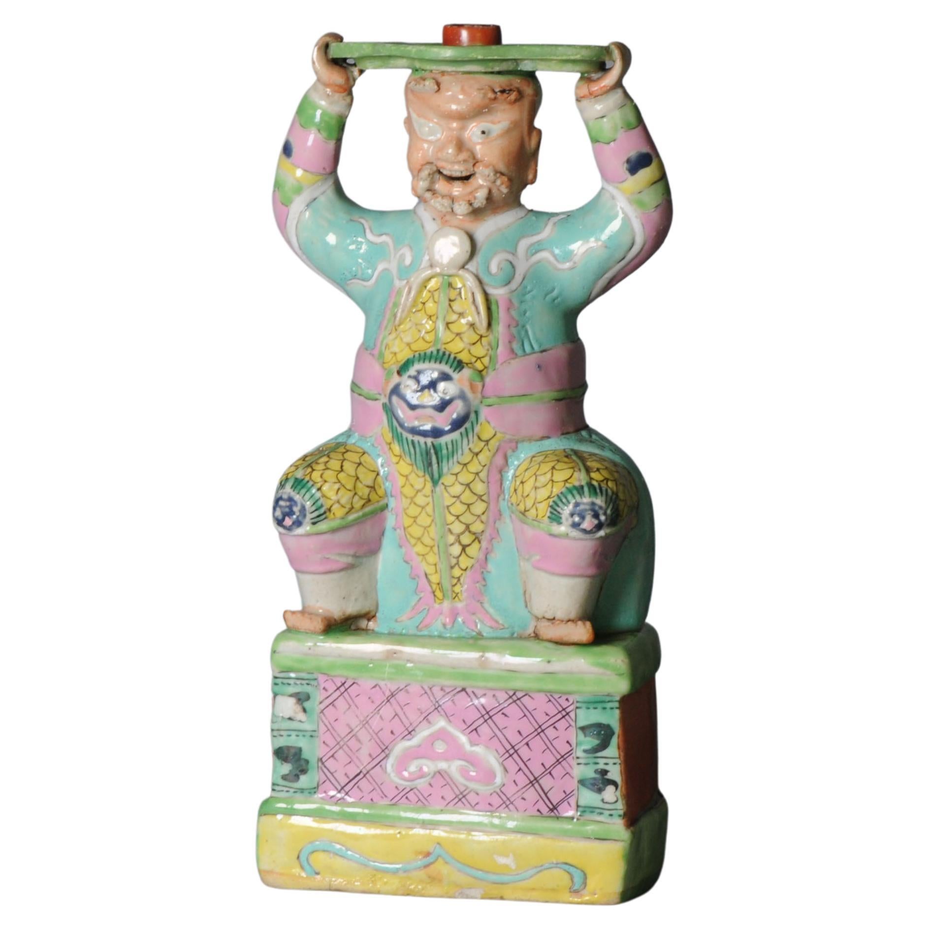 Antiker chinesischer Kerzenständer mit chinesischer Statue aus Porzellanfigur aus dem 18. Jahrhundert