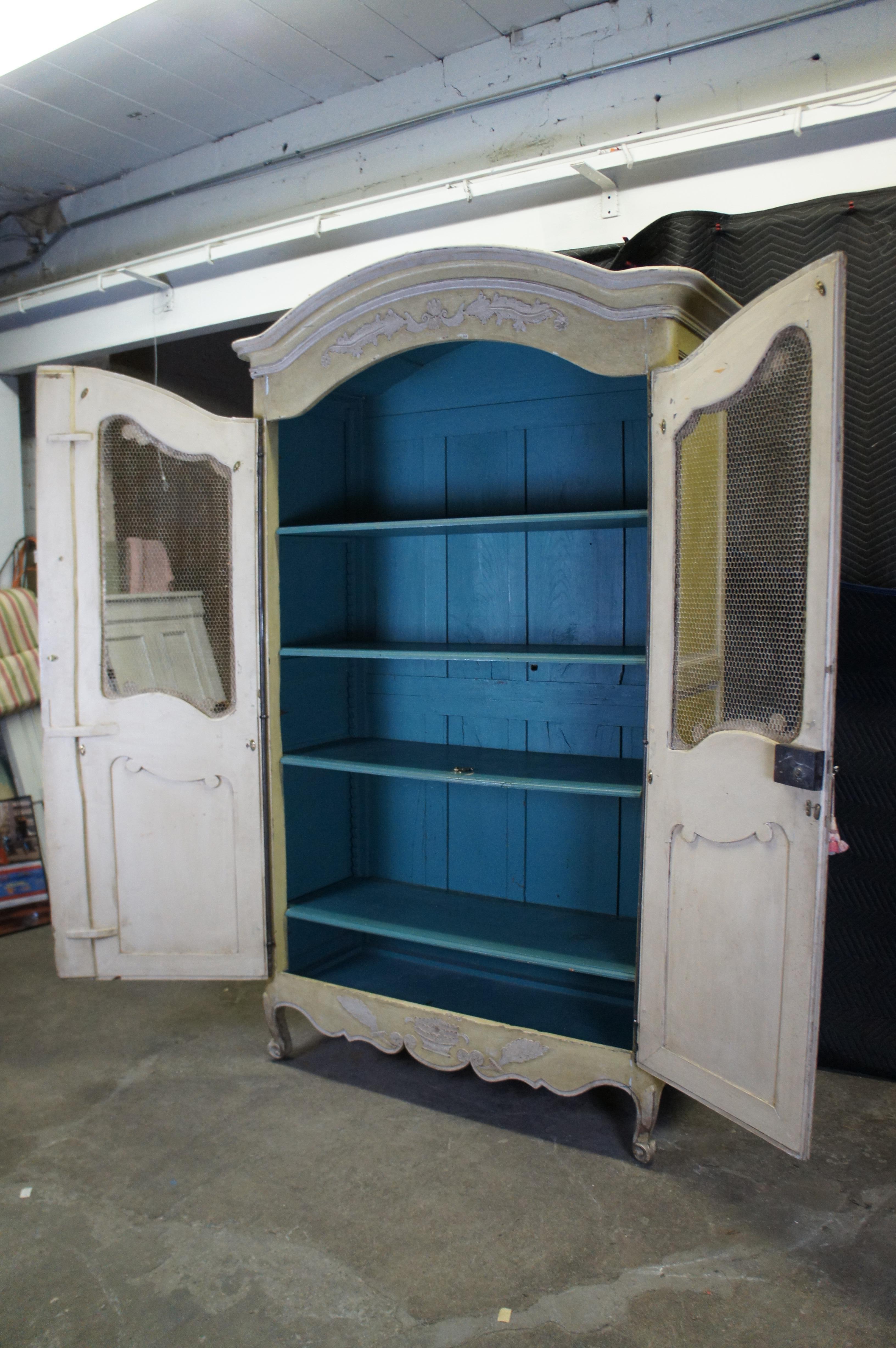 Antique Country French Provincial Linen Press Wardrobe Armoire Cabinet en Bastante bueno estado para la venta en Dayton, OH