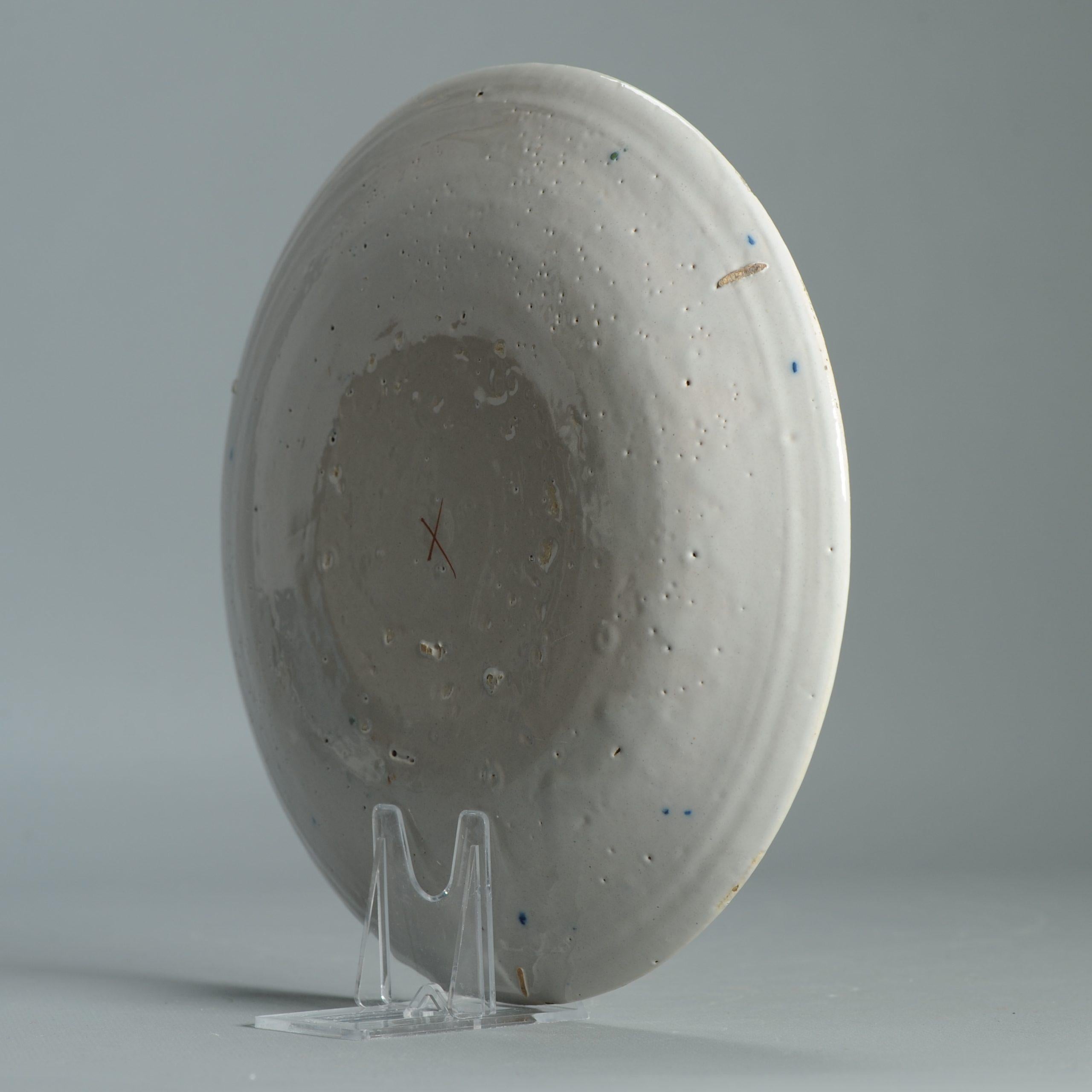 Ancienne assiette en faïence de Delft hollandaise du 18e siècle D'après des porcelaines chinoises en vente 3