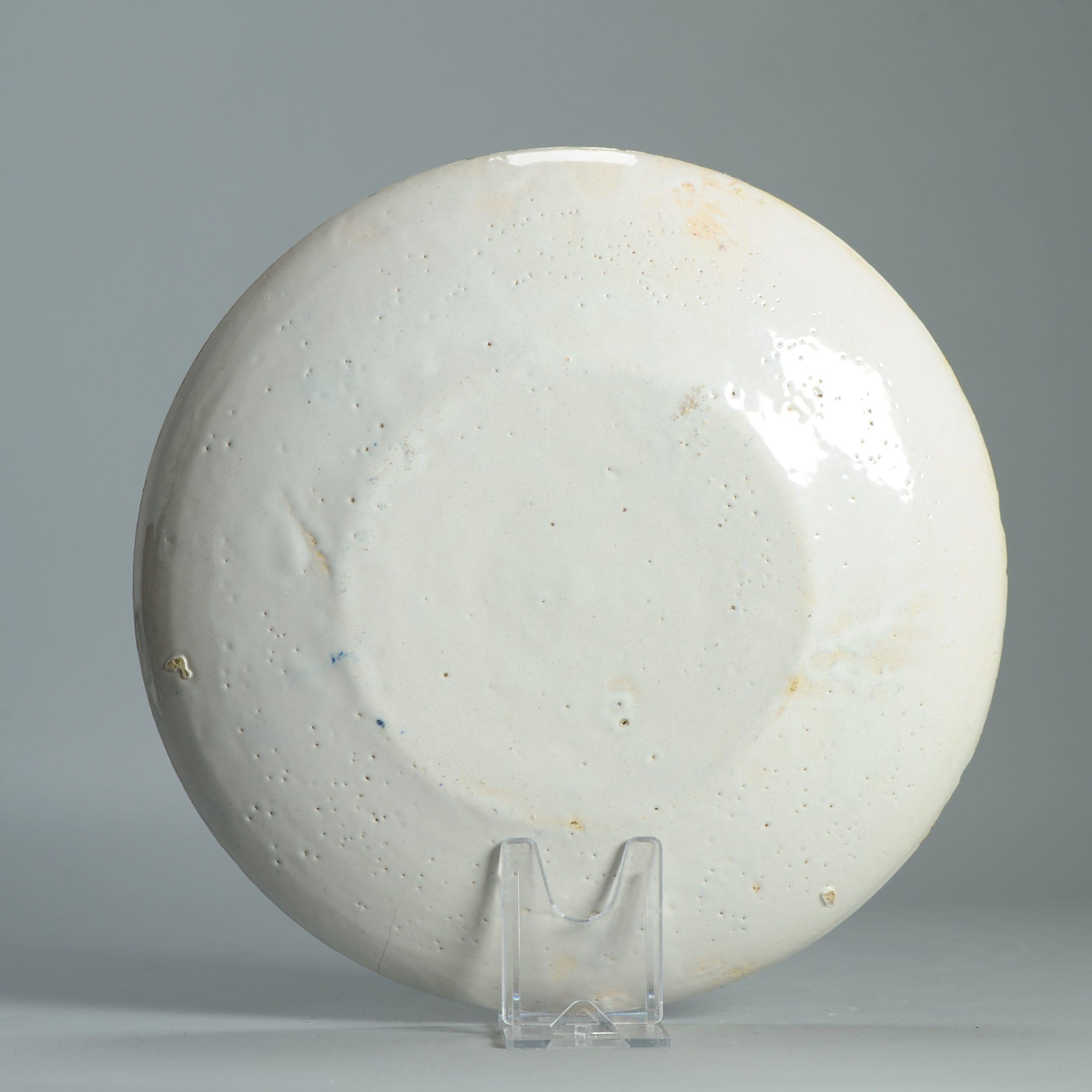 Ancienne assiette en faïence de Delft hollandaise du 18e siècle D'après des porcelaines chinoises en vente 3