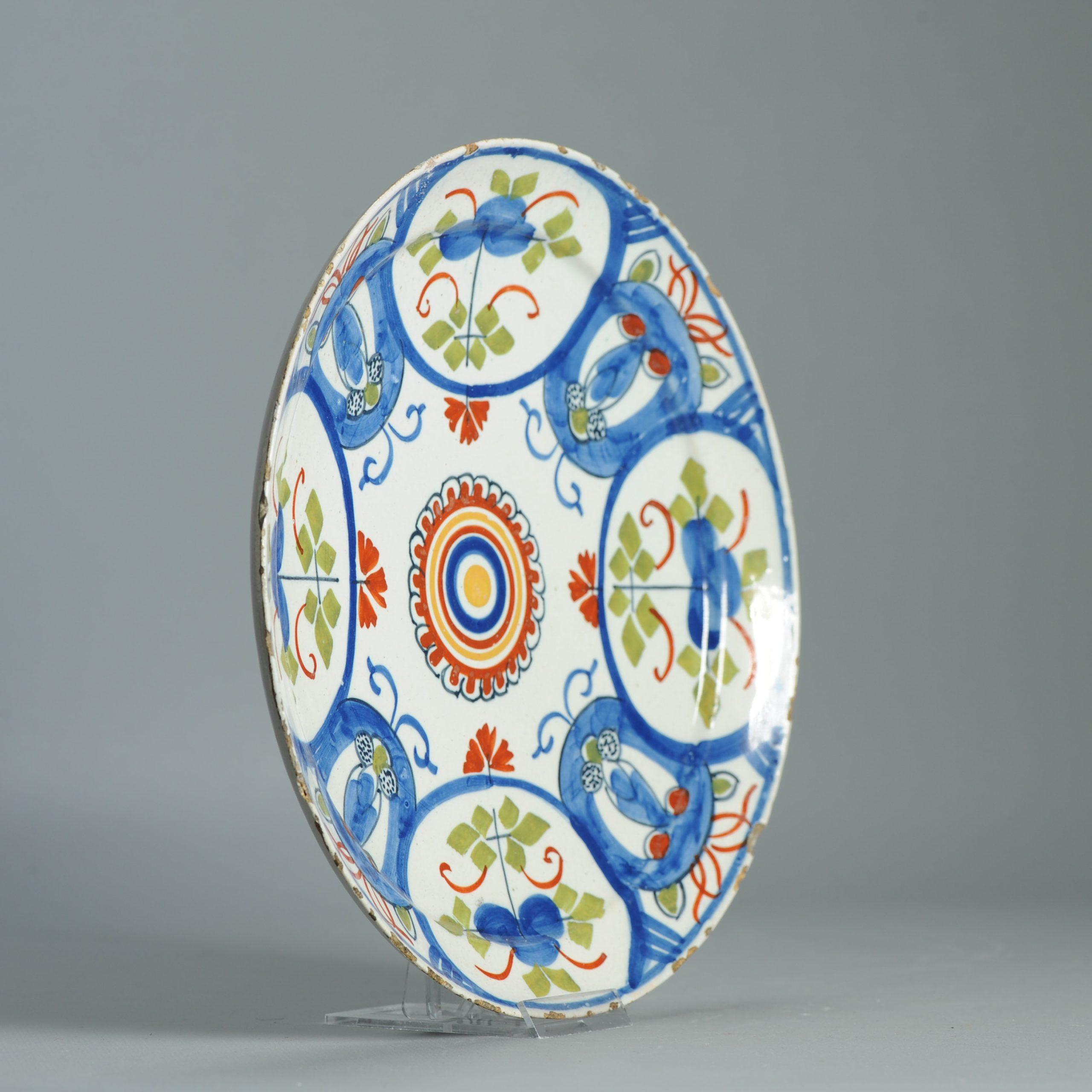 Ancienne assiette en faïence de Delft hollandaise du 18e siècle D'après des porcelaines chinoises en vente 5