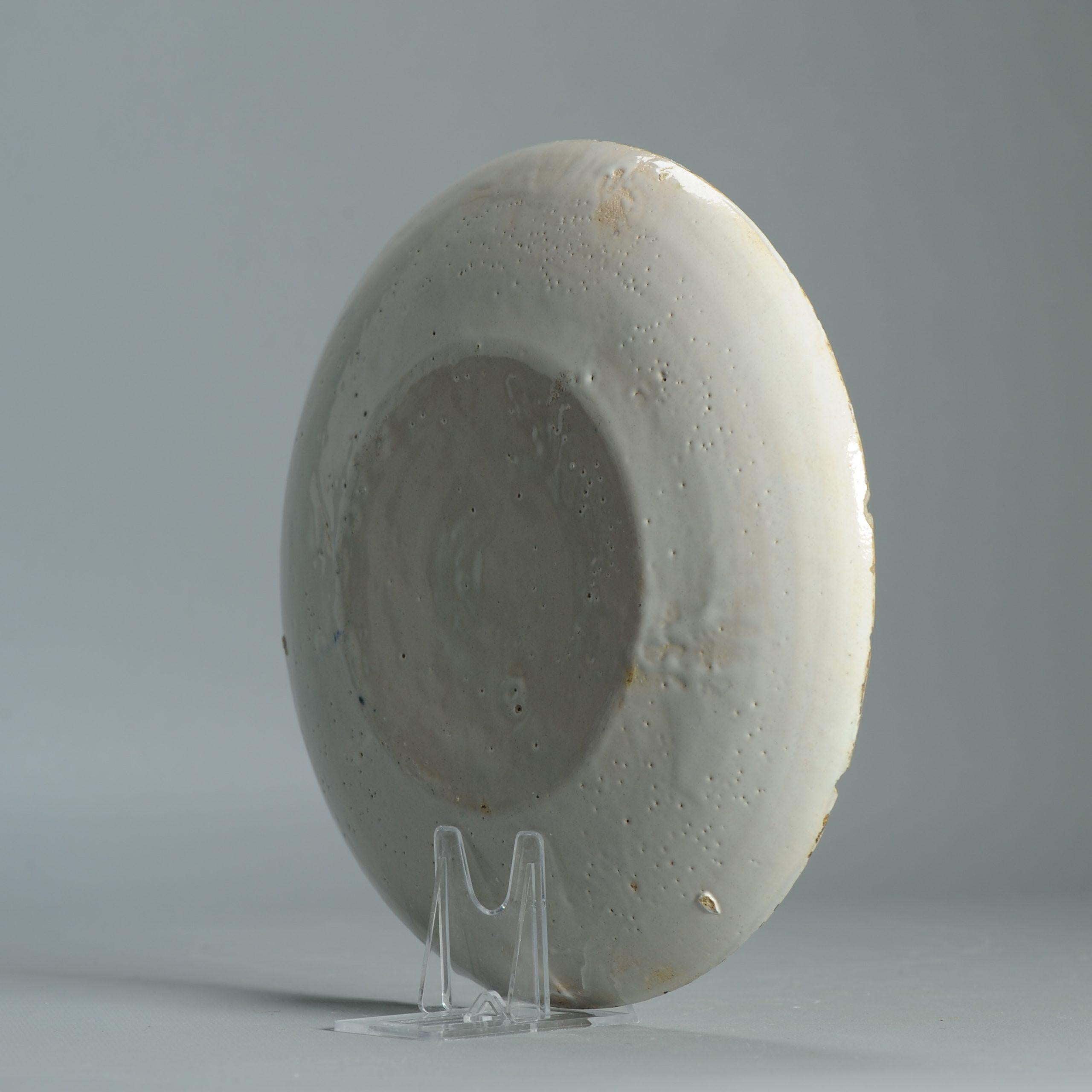 Ancienne assiette en faïence de Delft hollandaise du 18e siècle D'après des porcelaines chinoises en vente 10