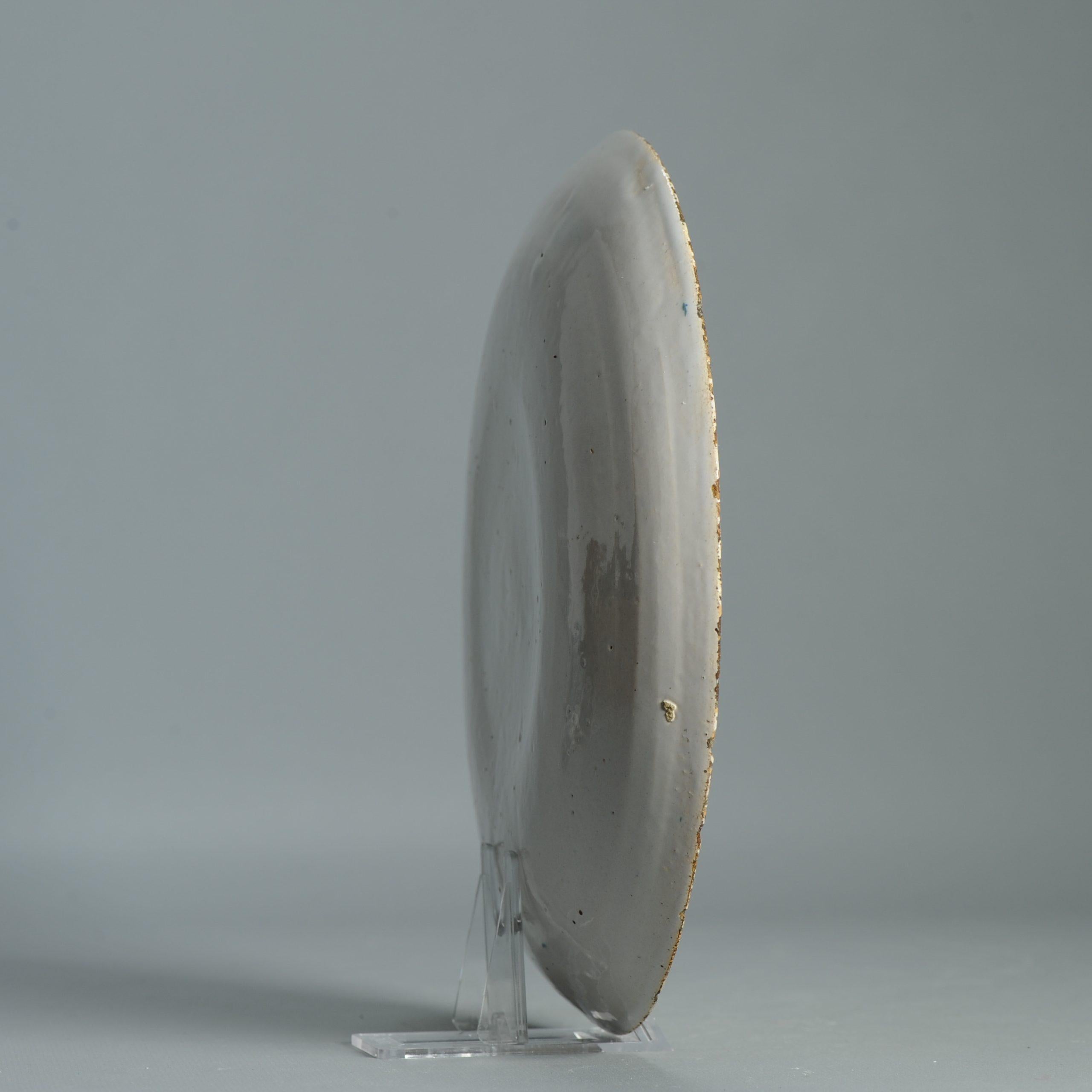 Description
Belle assiette hollandaise en bleu de Delft avec un beau décor en petit feu
Dans le style chinoiserie du 18ème siècle.

Condit
Typique des Rimflaws. Diamètre : 22,4 cm.

Période
18ème siècle

