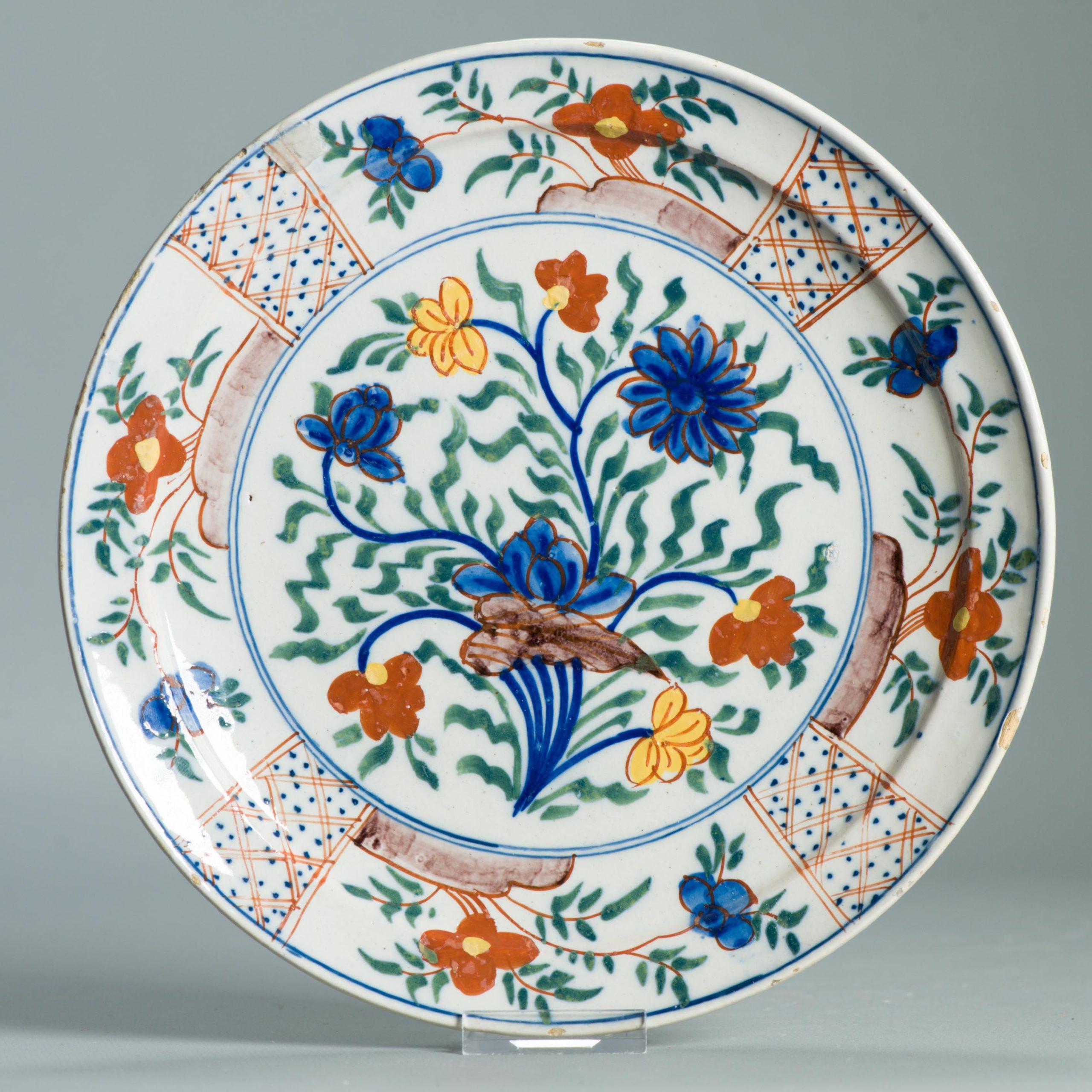 Chinoiseries Ancienne assiette en faïence de Delft hollandaise du 18e siècle D'après des porcelaines chinoises en vente