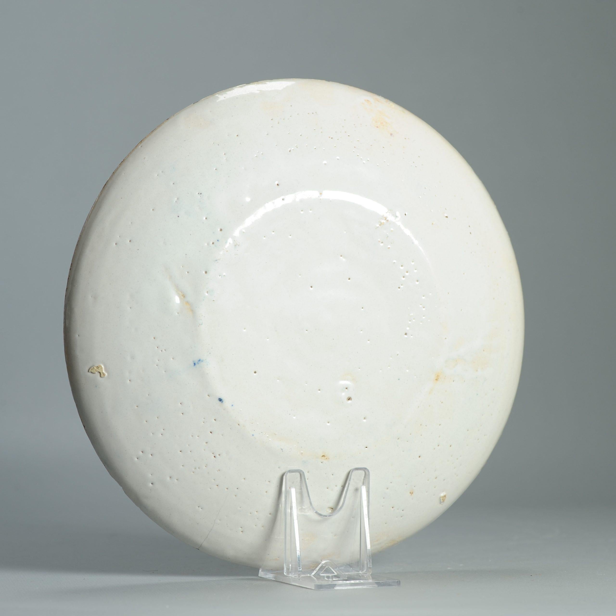 Chinoiseries Ancienne assiette en faïence de Delft hollandaise du 18e siècle D'après des porcelaines chinoises en vente