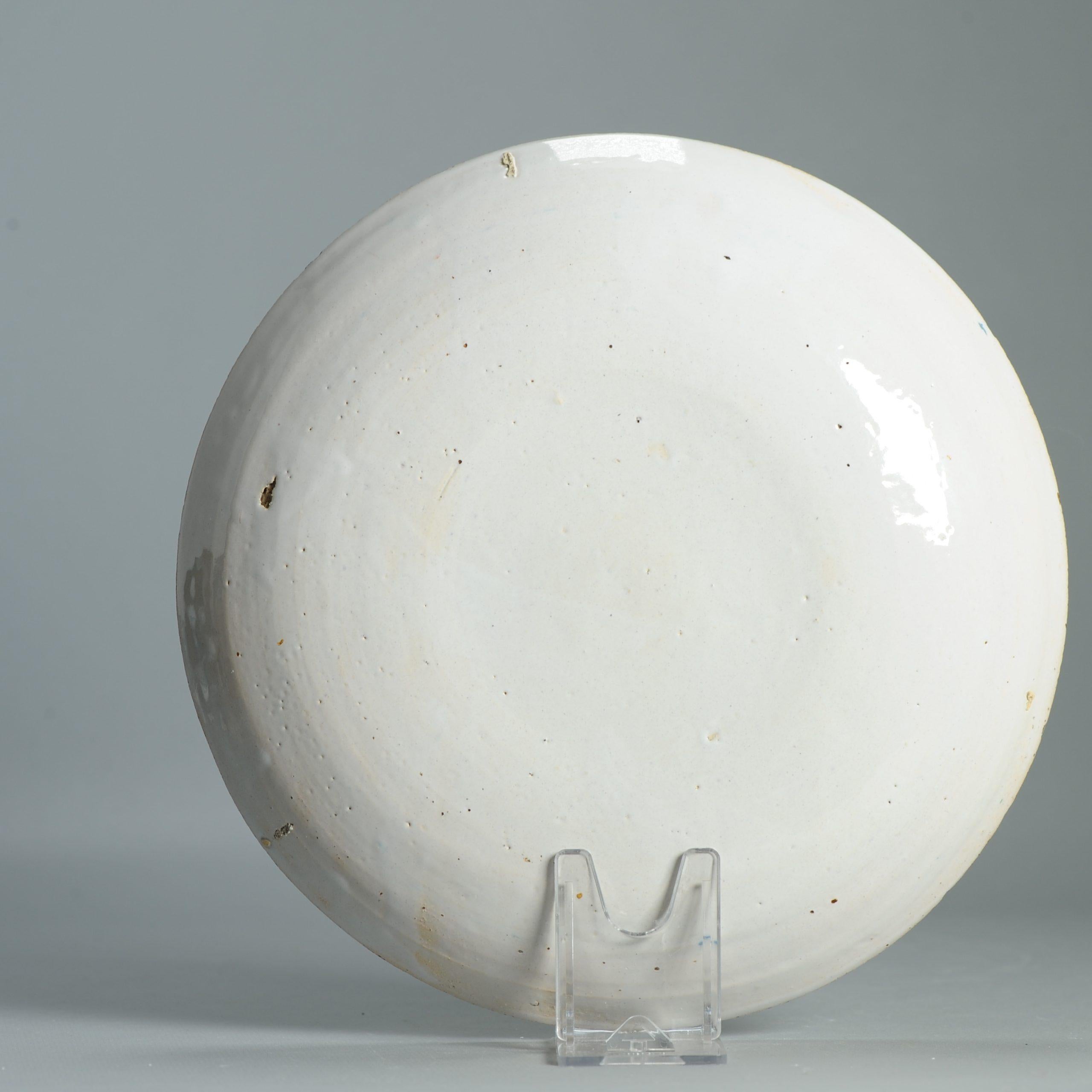 Ancienne assiette en faïence de Delft hollandaise du 18e siècle D'après des porcelaines chinoises Bon état - En vente à Amsterdam, Noord Holland