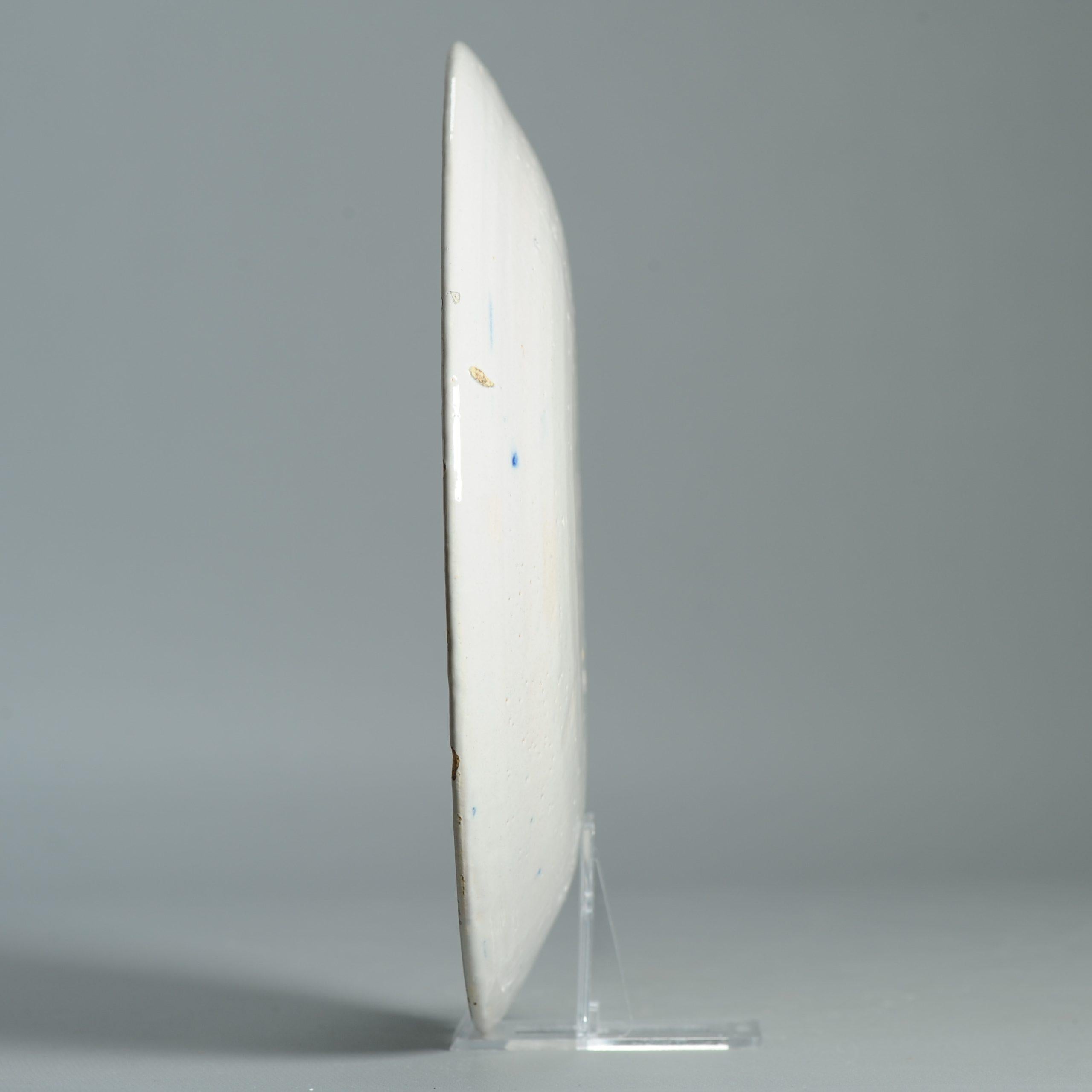 Ancienne assiette en faïence de Delft hollandaise du 18e siècle D'après des porcelaines chinoises Bon état - En vente à Amsterdam, Noord Holland