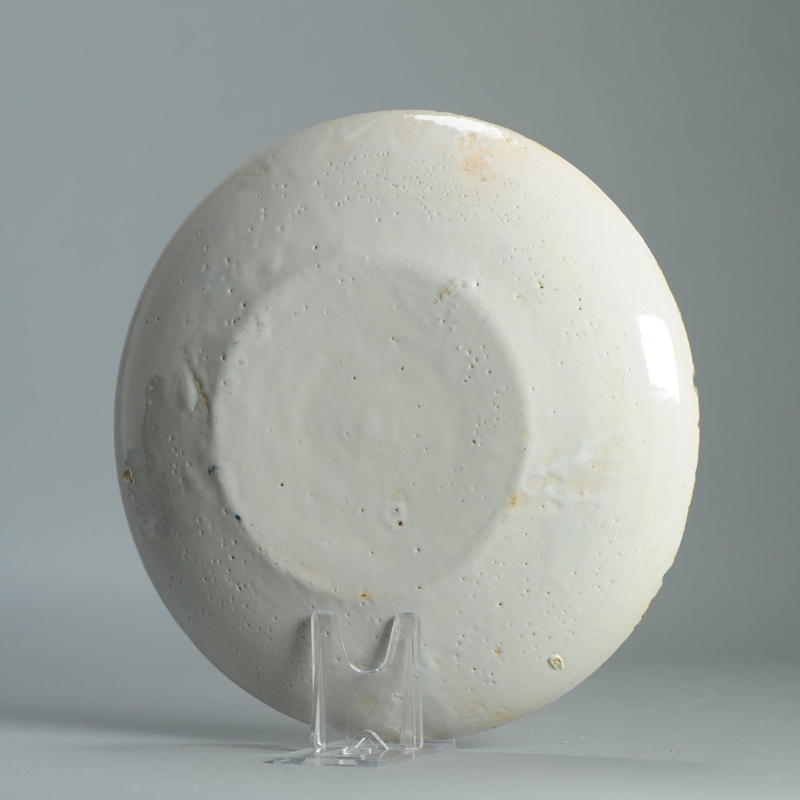 Ancienne assiette en faïence de Delft hollandaise du 18e siècle D'après des porcelaines chinoises Bon état - En vente à Amsterdam, Noord Holland