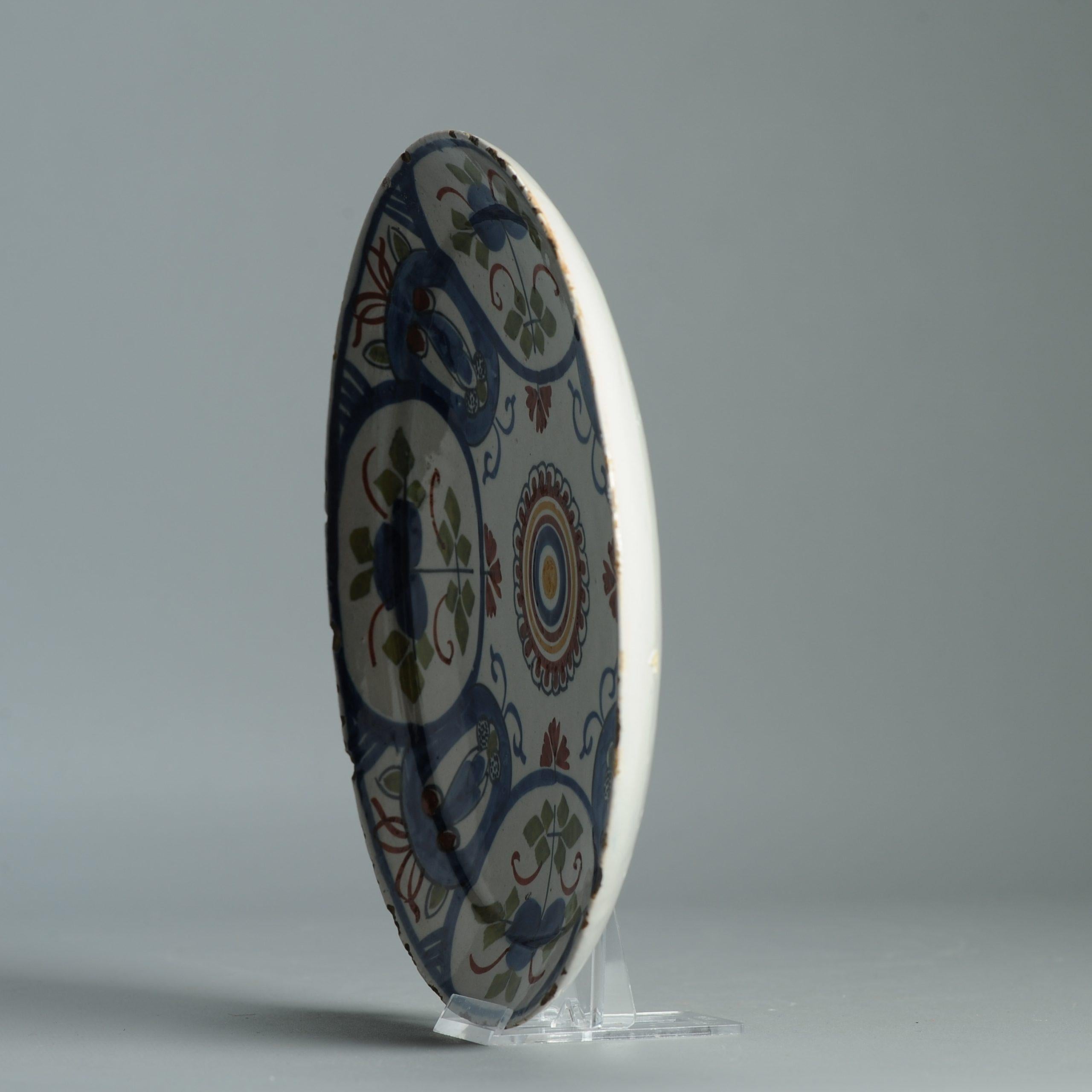 XVIIIe siècle et antérieur Ancienne assiette en faïence de Delft hollandaise du 18e siècle D'après des porcelaines chinoises en vente