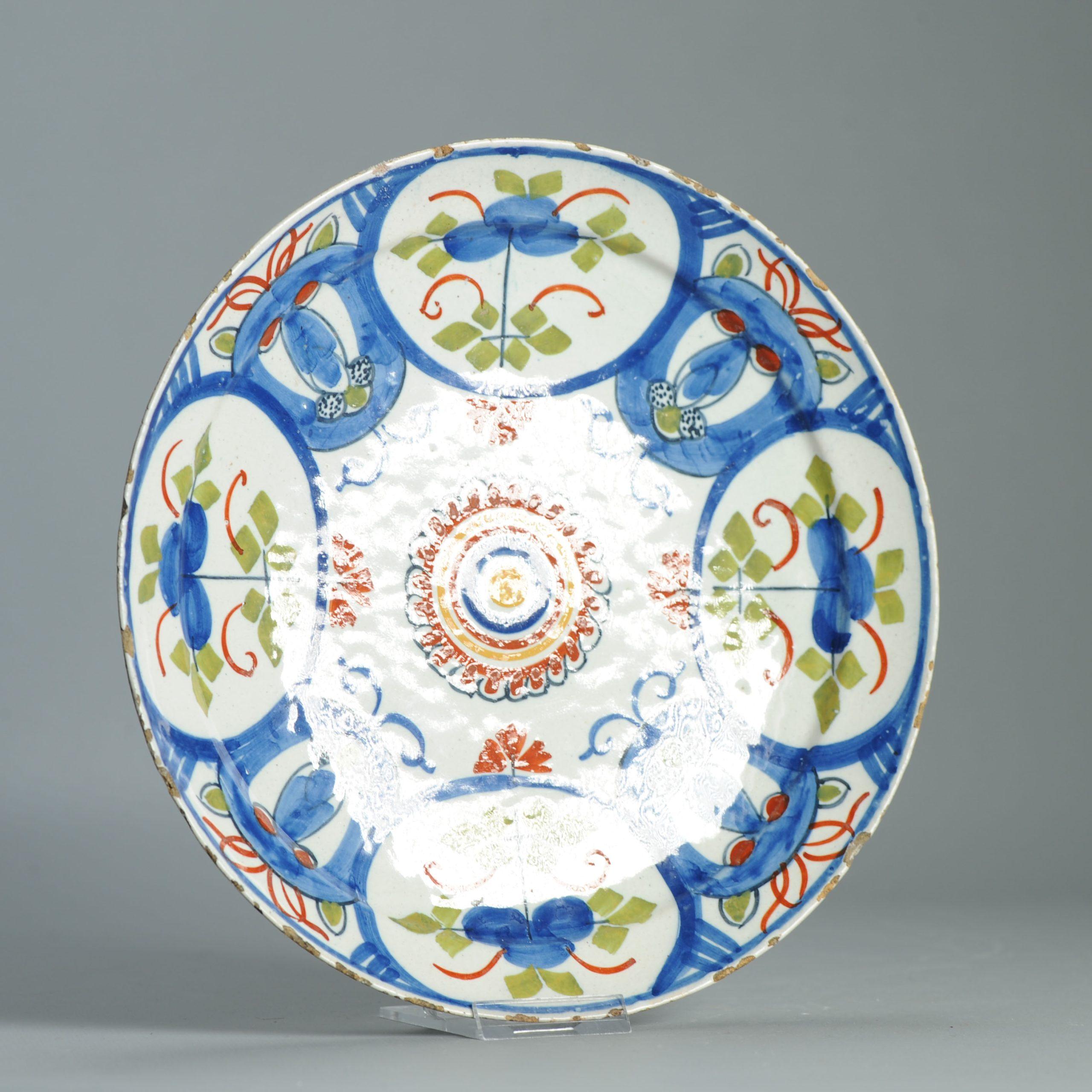 Ancienne assiette en faïence de Delft hollandaise du 18e siècle D'après des porcelaines chinoises en vente 1