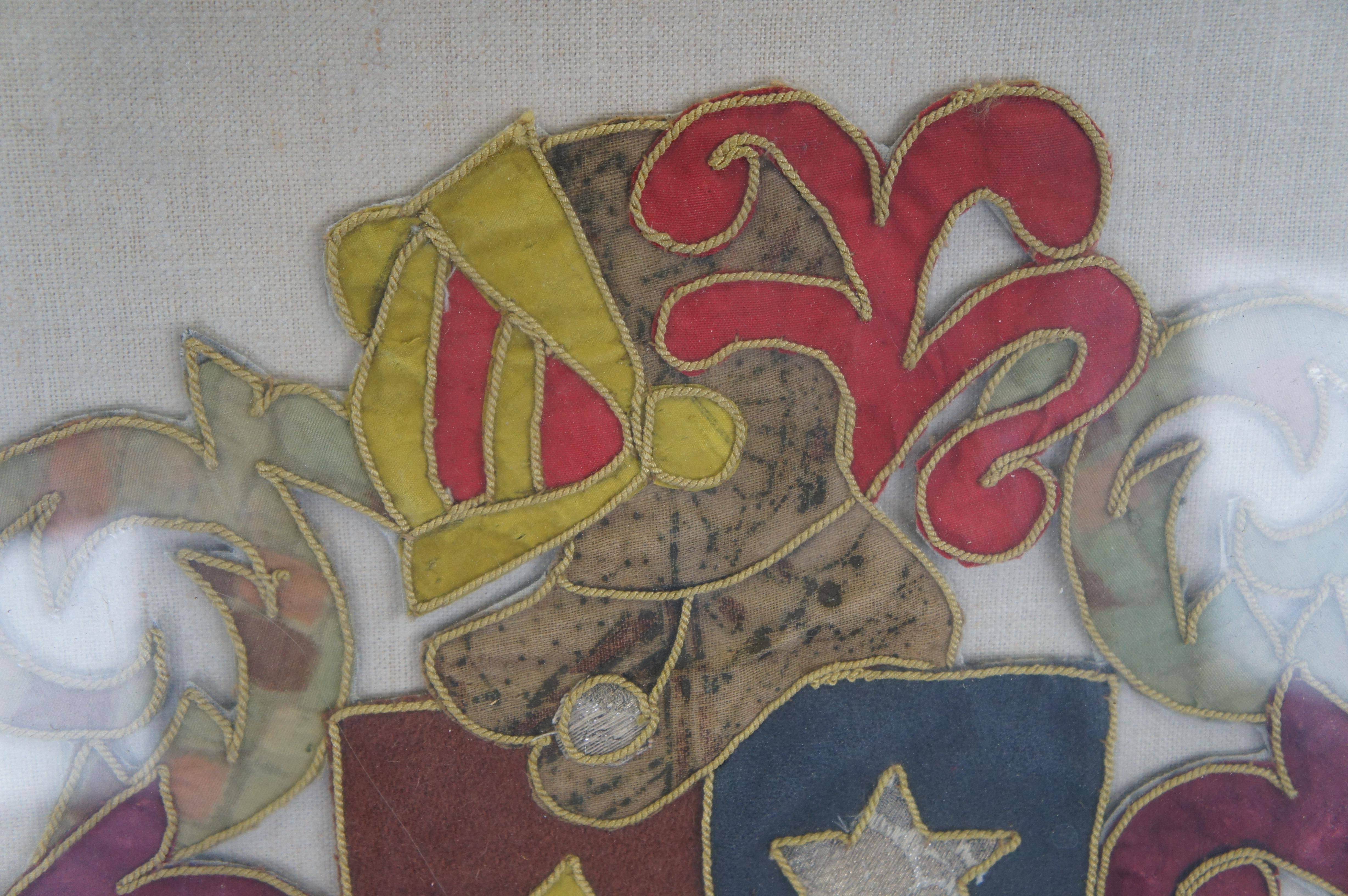 Tissu Ancienne tapisserie italienne brodée d'armoiries héraldiques du 18ème siècle 20