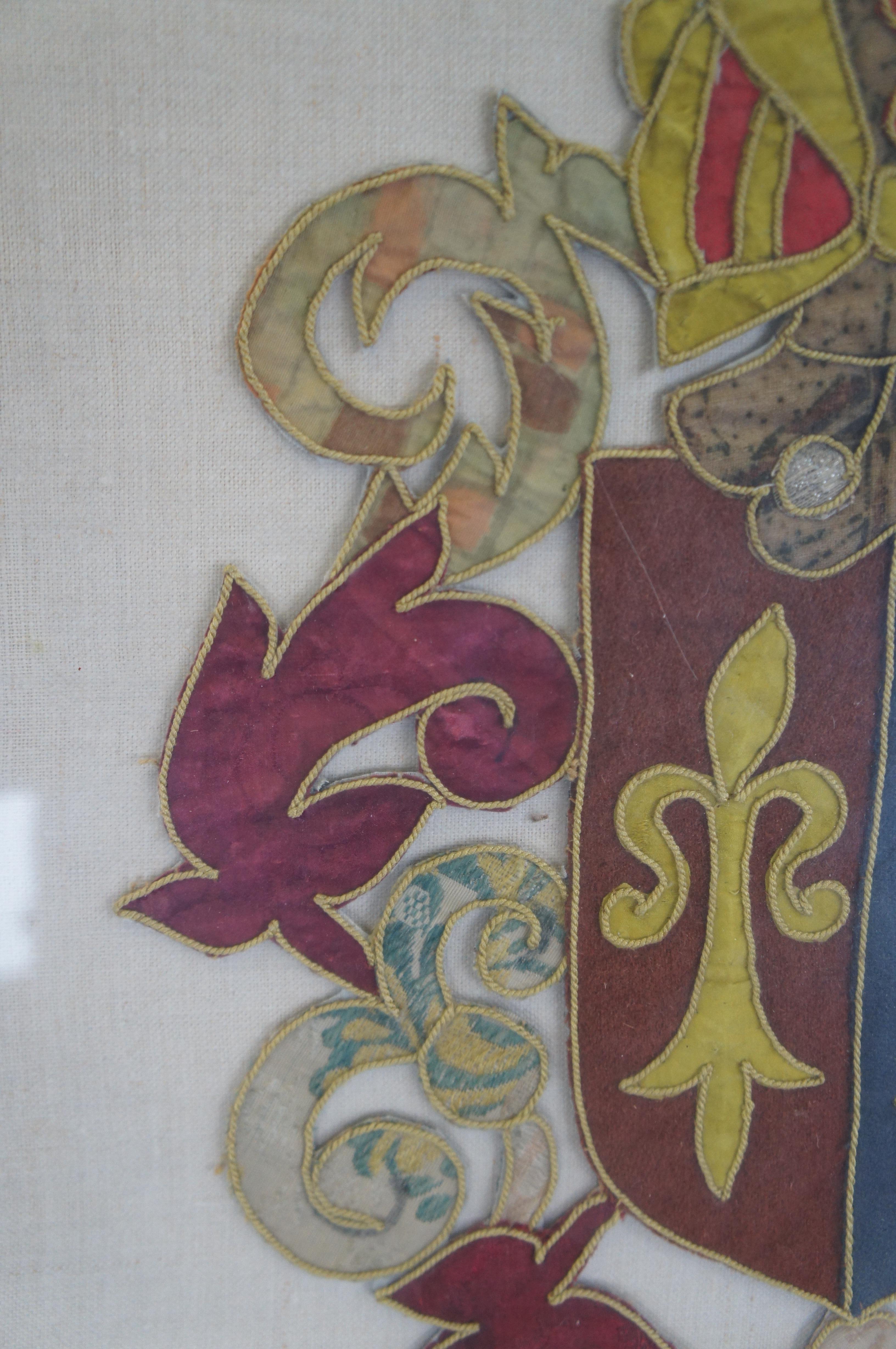 Ancienne tapisserie italienne brodée d'armoiries héraldiques du 18ème siècle 20