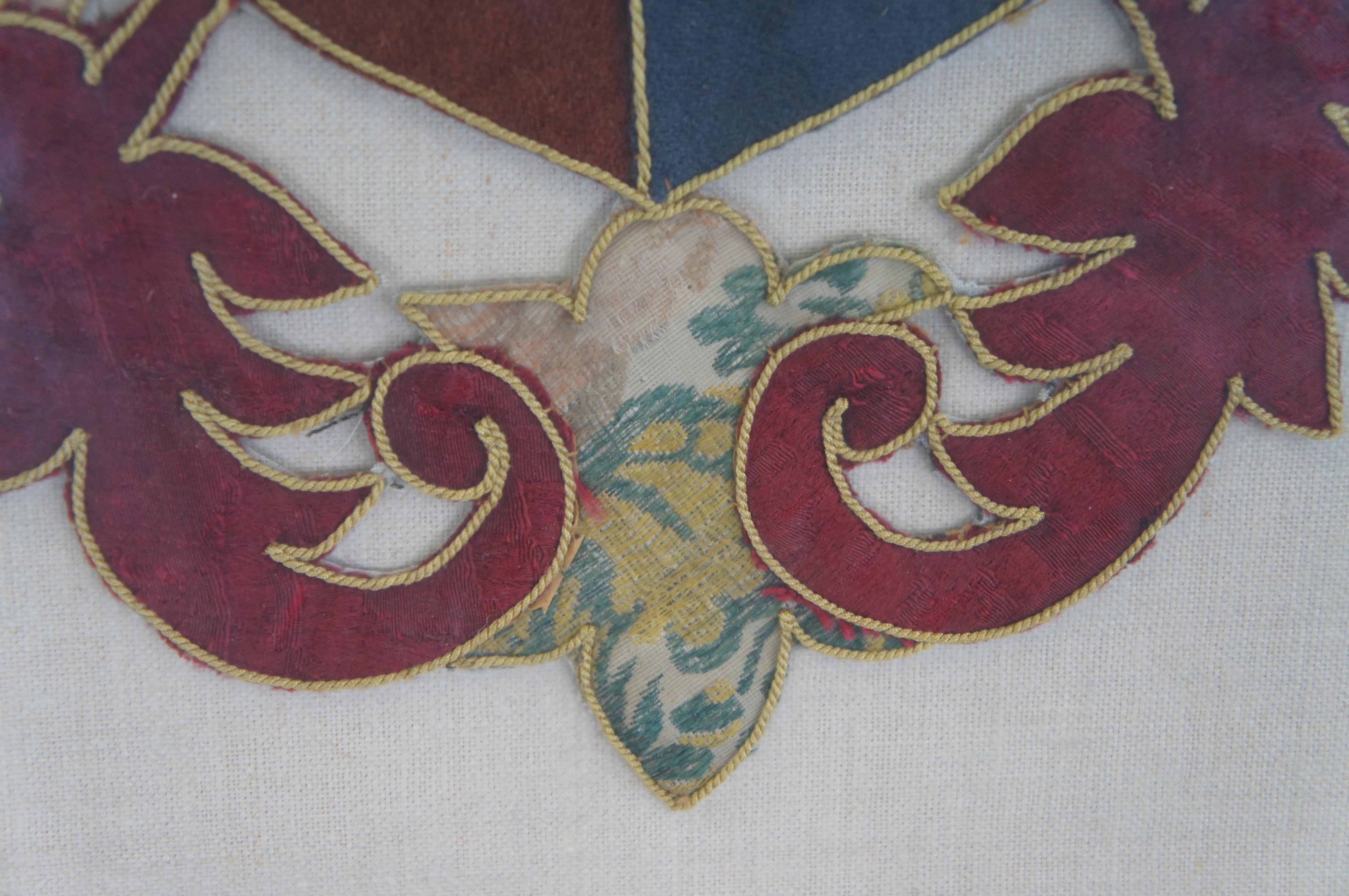 Ancienne tapisserie italienne brodée d'armoiries héraldiques du 18ème siècle 20