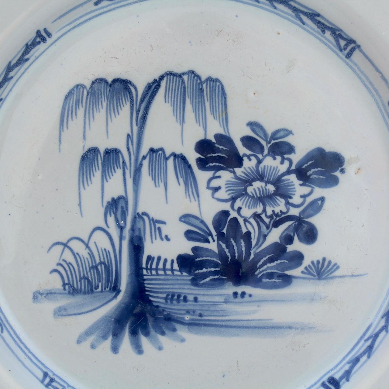 Antiker englischer Delfter Chinoiserie-Teller aus dem 18. Jahrhundert mit Weidenbaum und Lotus Bush (George III.) im Angebot