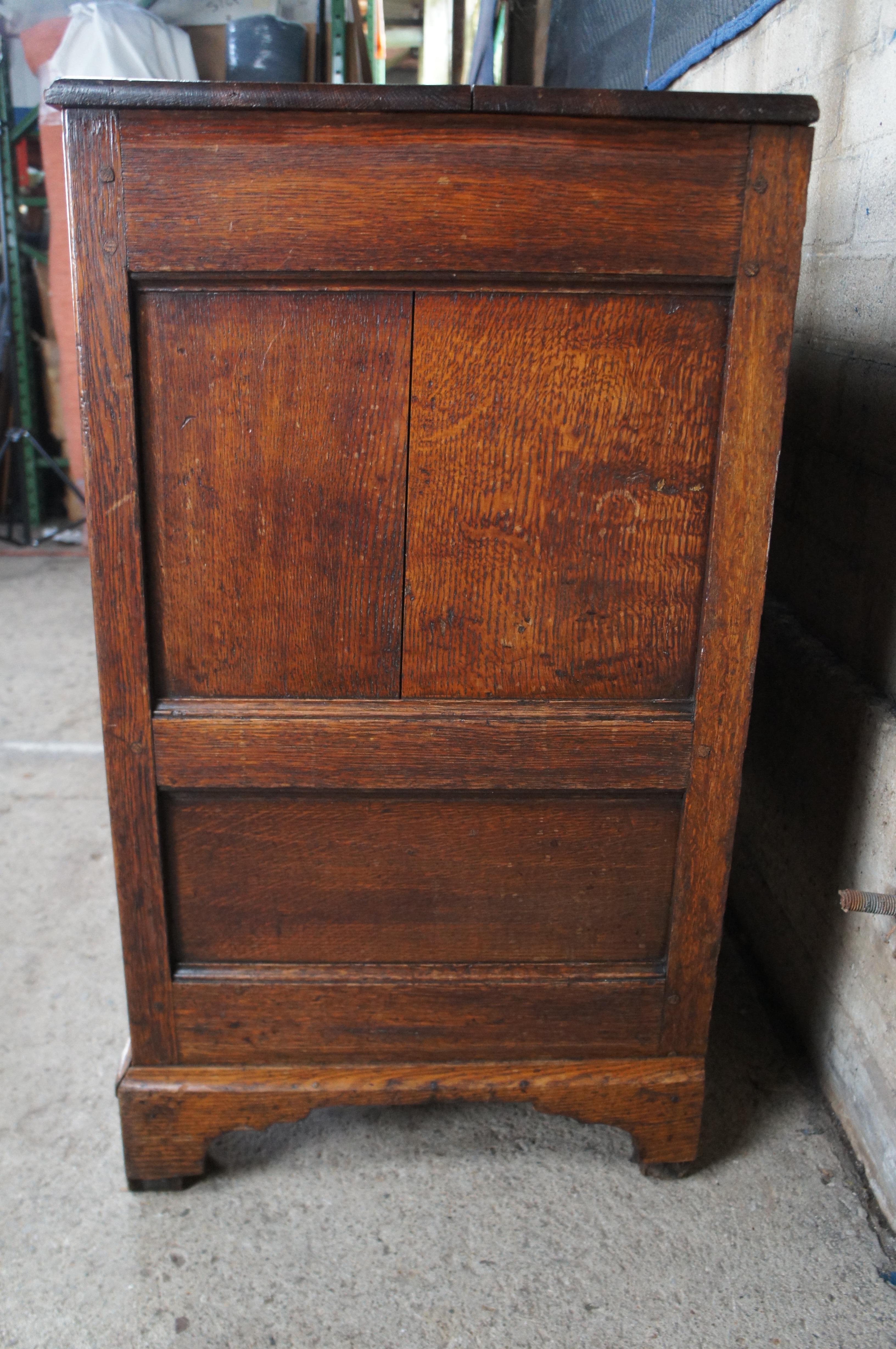 Ancienne commode Dowry anglaise géorgienne du 18e siècle en chêne à quartiers arrondis en vente 4
