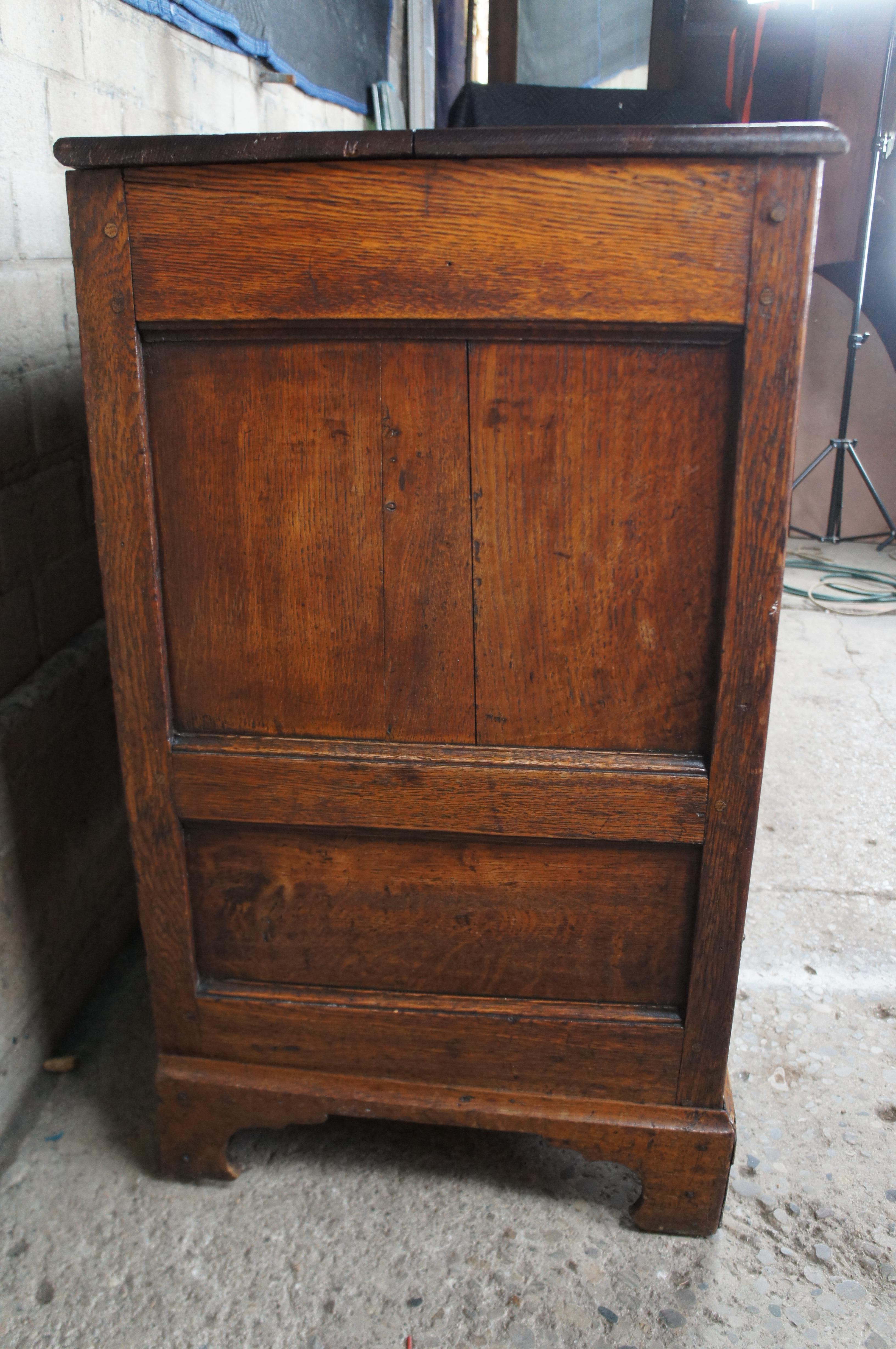 Ancienne commode Dowry anglaise géorgienne du 18e siècle en chêne à quartiers arrondis en vente 5