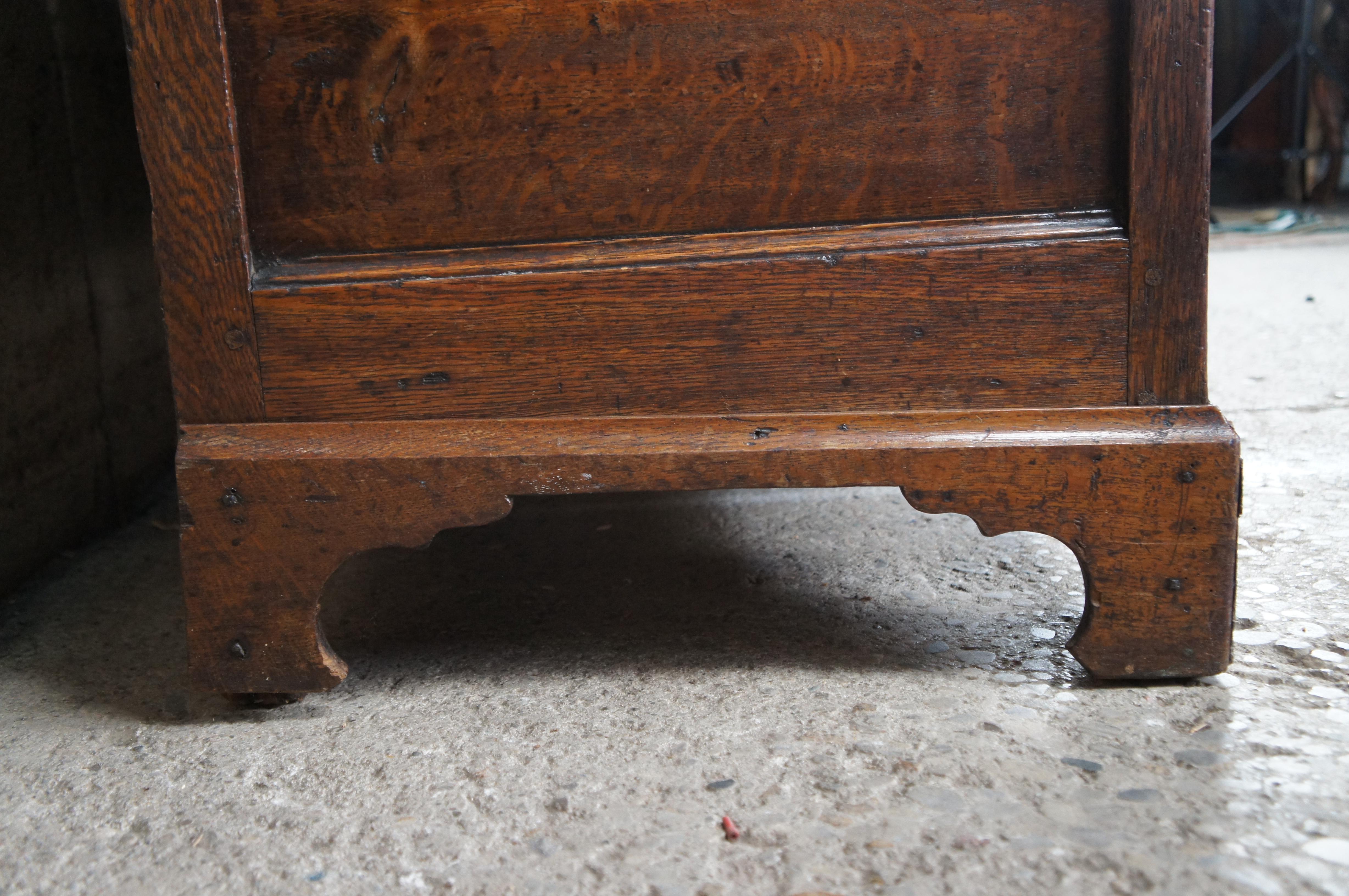 Ancienne commode Dowry anglaise géorgienne du 18e siècle en chêne à quartiers arrondis en vente 6