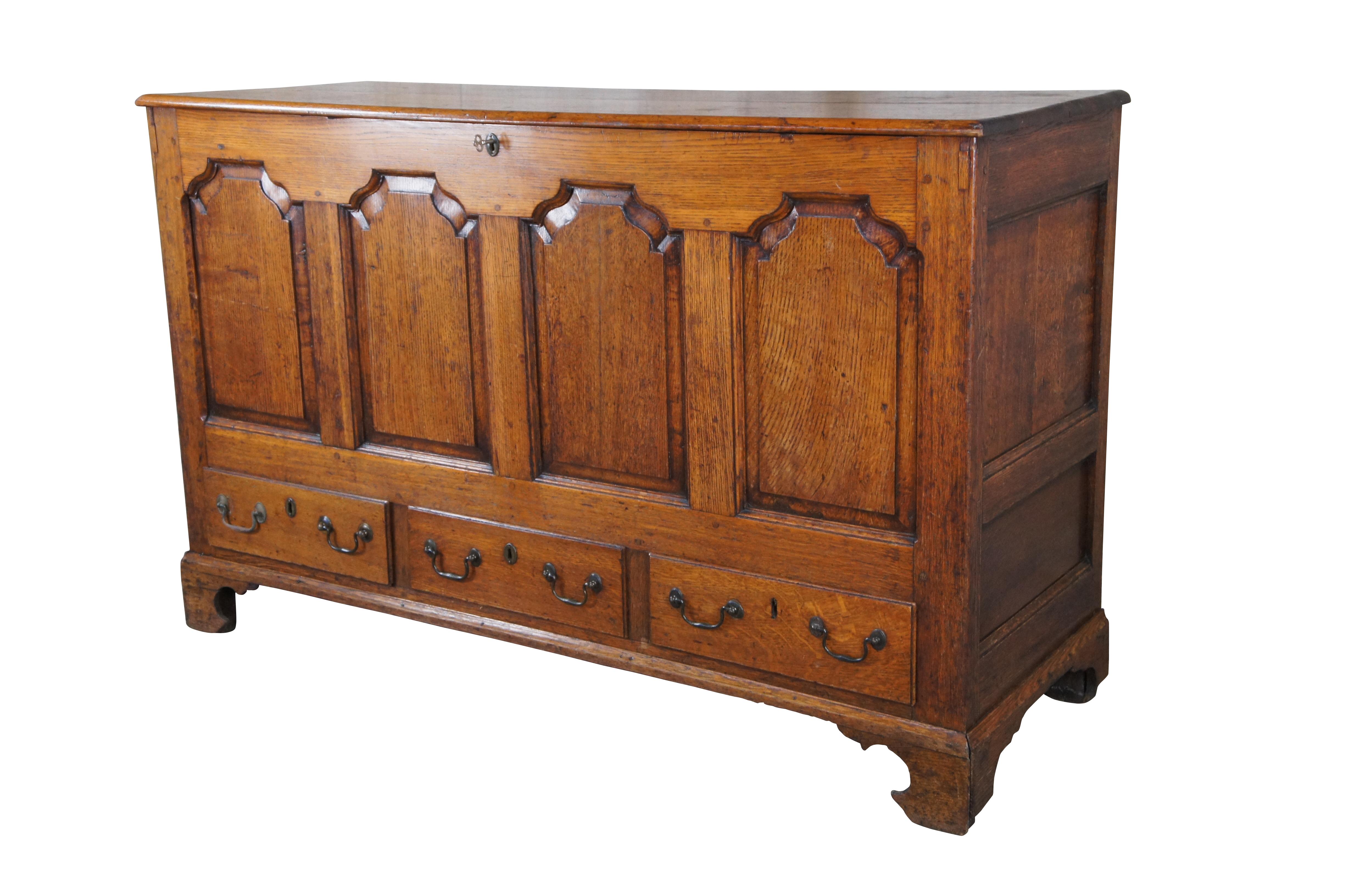 Mid 18th Century English George II Period Dowry Chest / Trunk. Le tronc est construit en chêne à l'aide d'un assemblage à tenons et mortaises.  Il est doté d'un panneau frontal arqué, d'un grand compartiment de rangement verrouillable et de trois