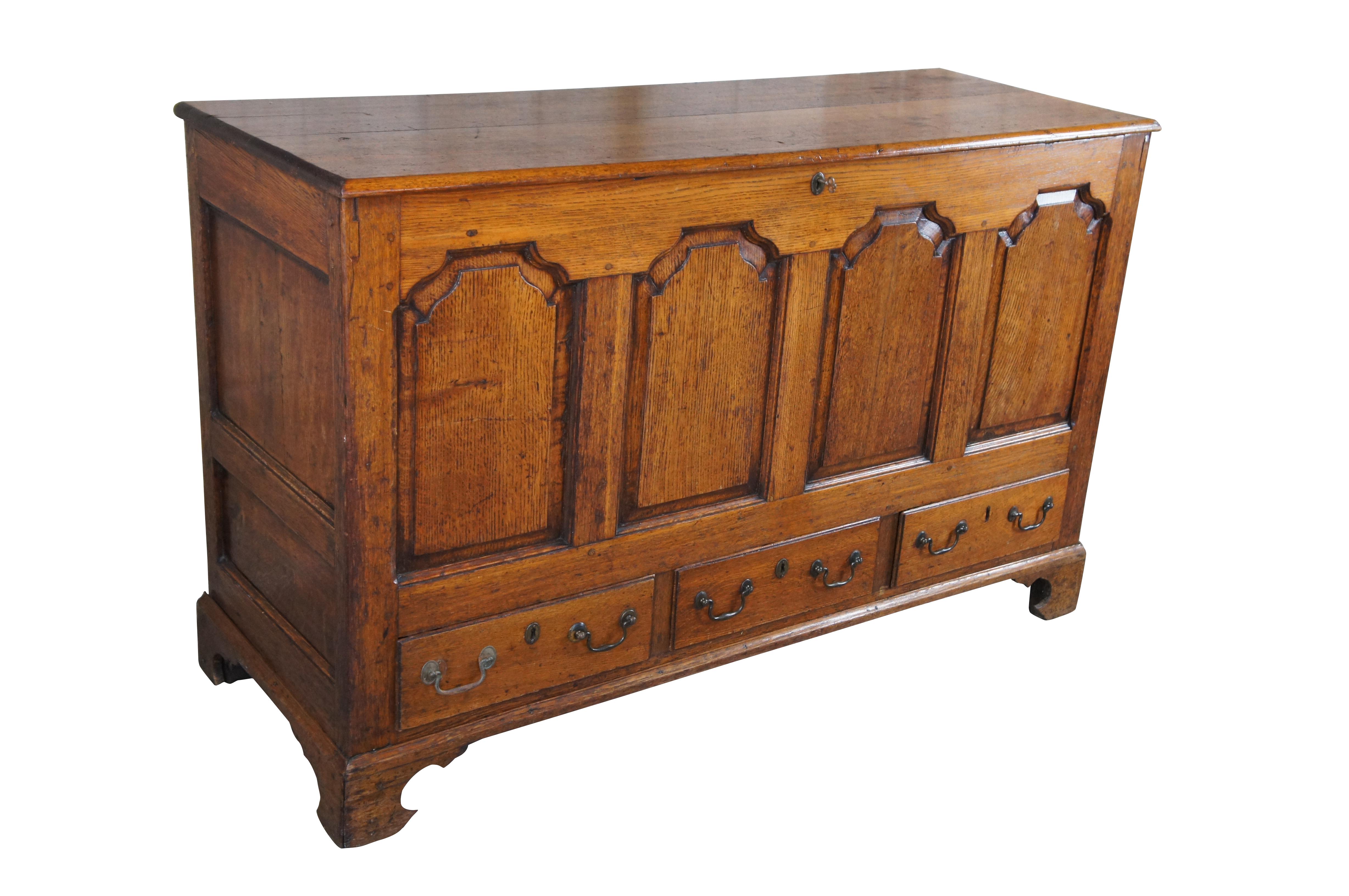 George II Ancienne commode Dowry anglaise géorgienne du 18e siècle en chêne à quartiers arrondis en vente