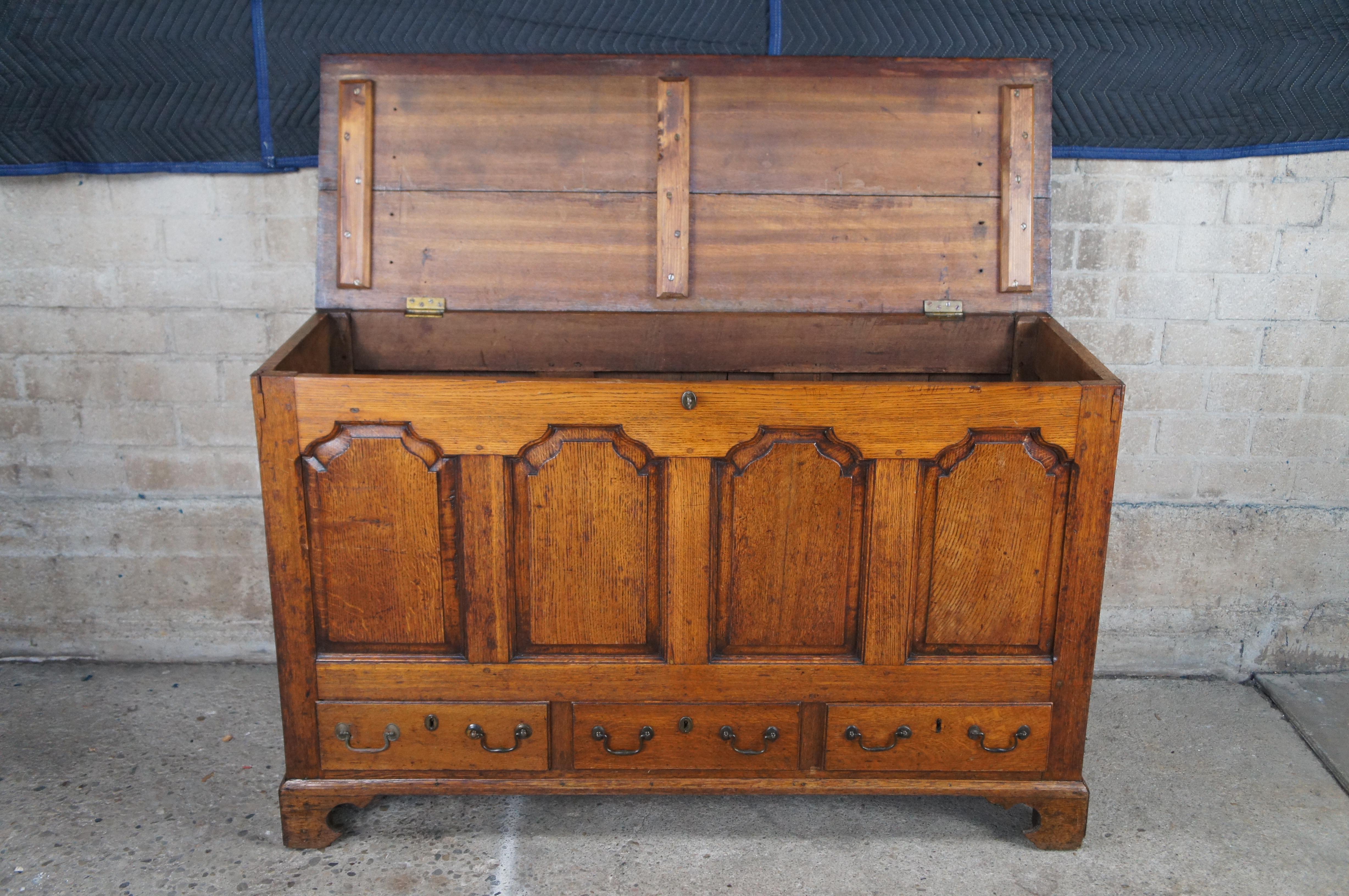 Ancienne commode Dowry anglaise géorgienne du 18e siècle en chêne à quartiers arrondis État moyen - En vente à Dayton, OH