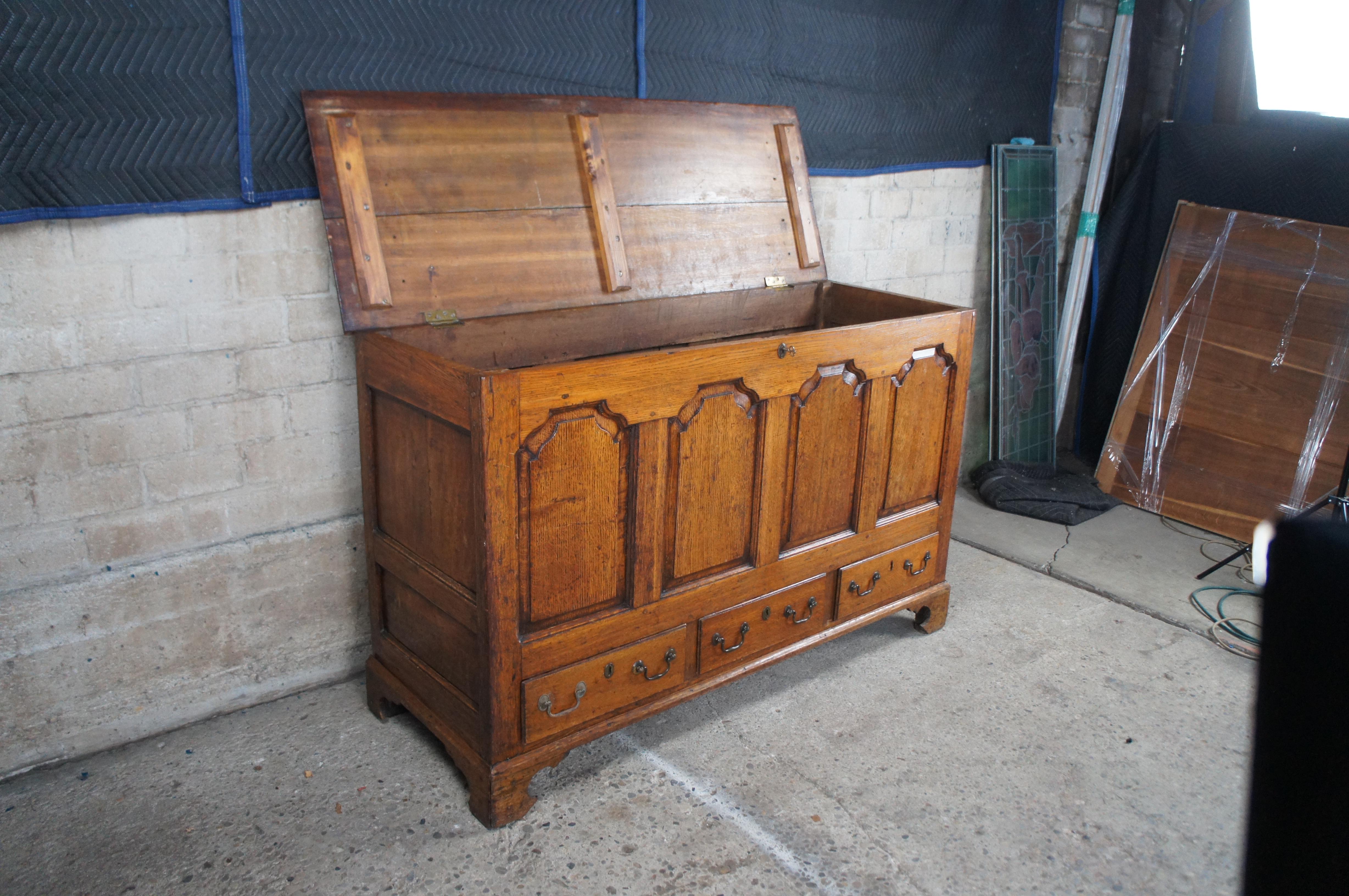XVIIIe siècle Ancienne commode Dowry anglaise géorgienne du 18e siècle en chêne à quartiers arrondis en vente