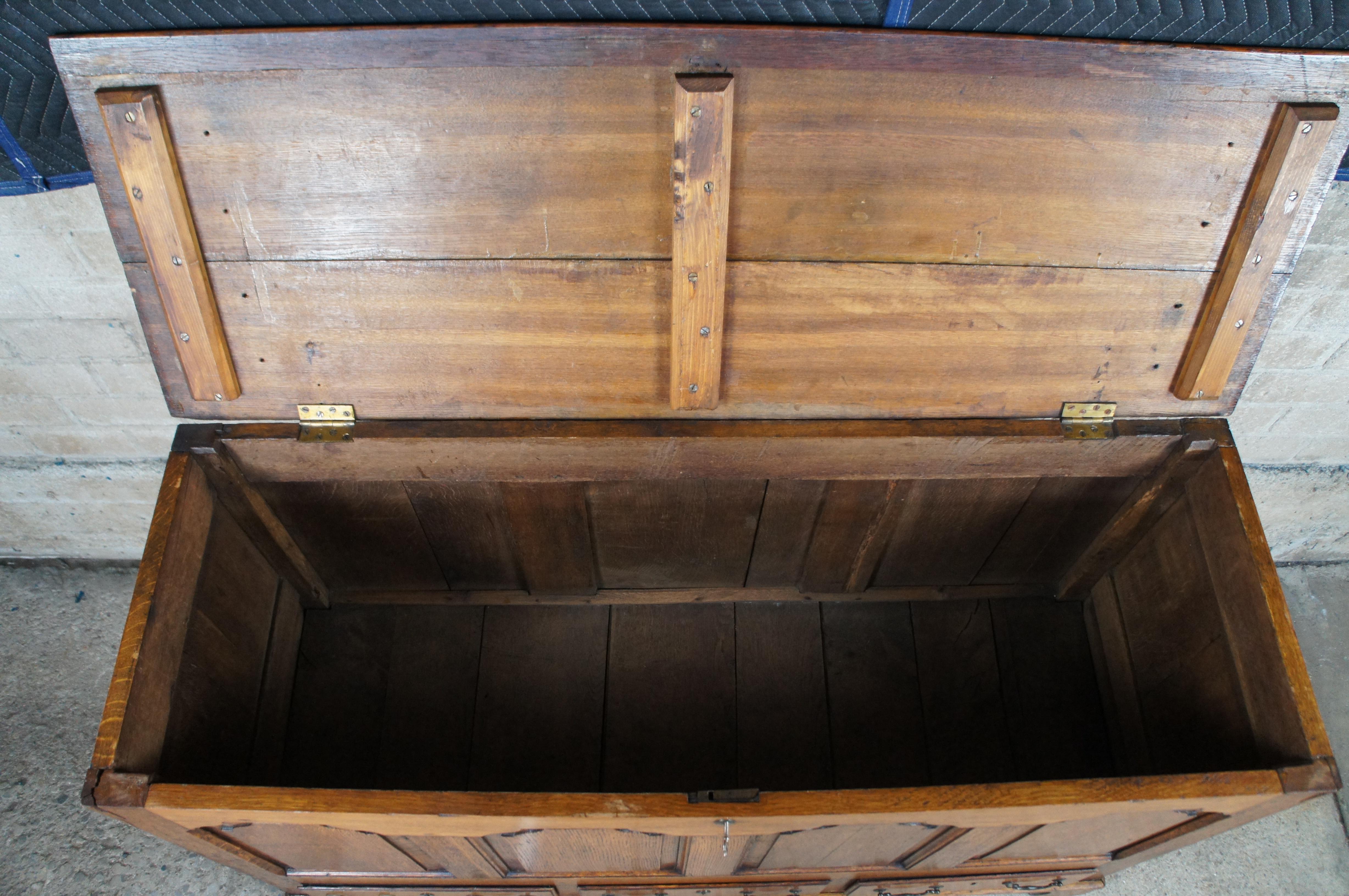 Chêne Ancienne commode Dowry anglaise géorgienne du 18e siècle en chêne à quartiers arrondis en vente