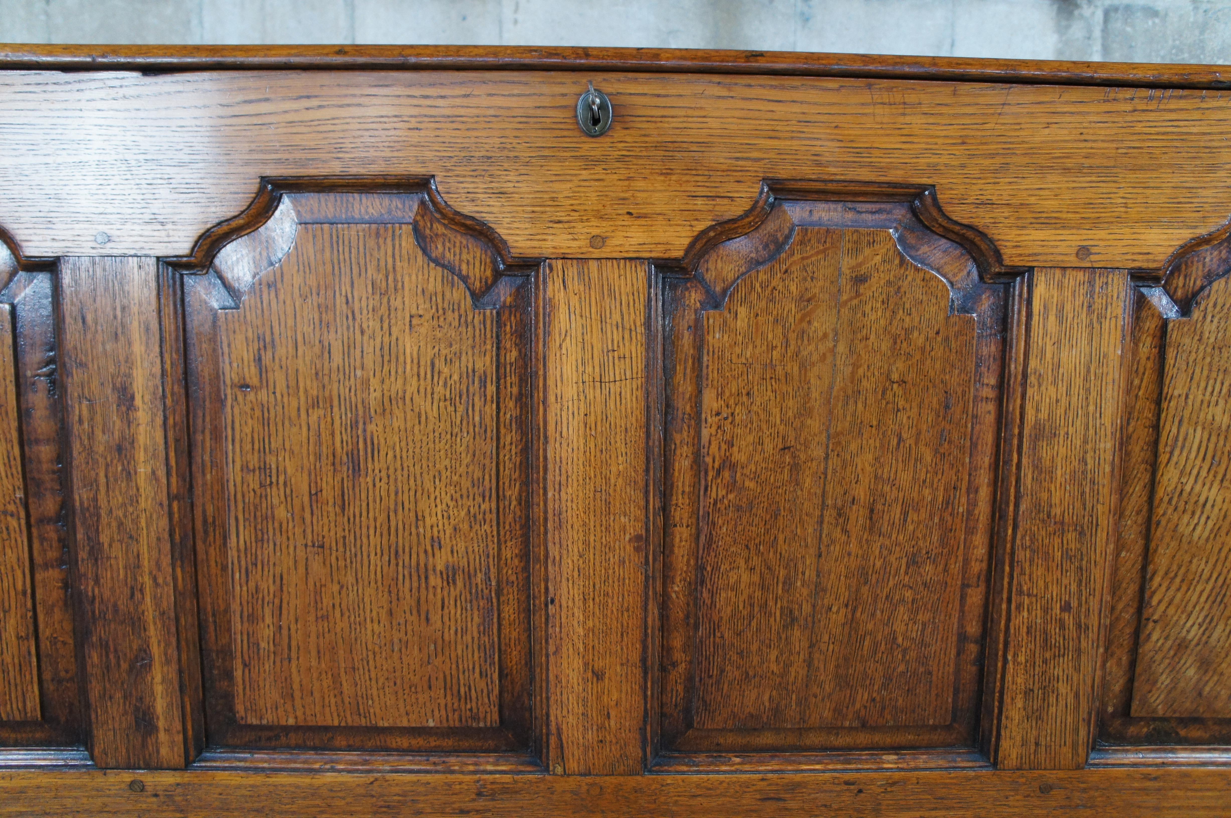 Ancienne commode Dowry anglaise géorgienne du 18e siècle en chêne à quartiers arrondis en vente 1