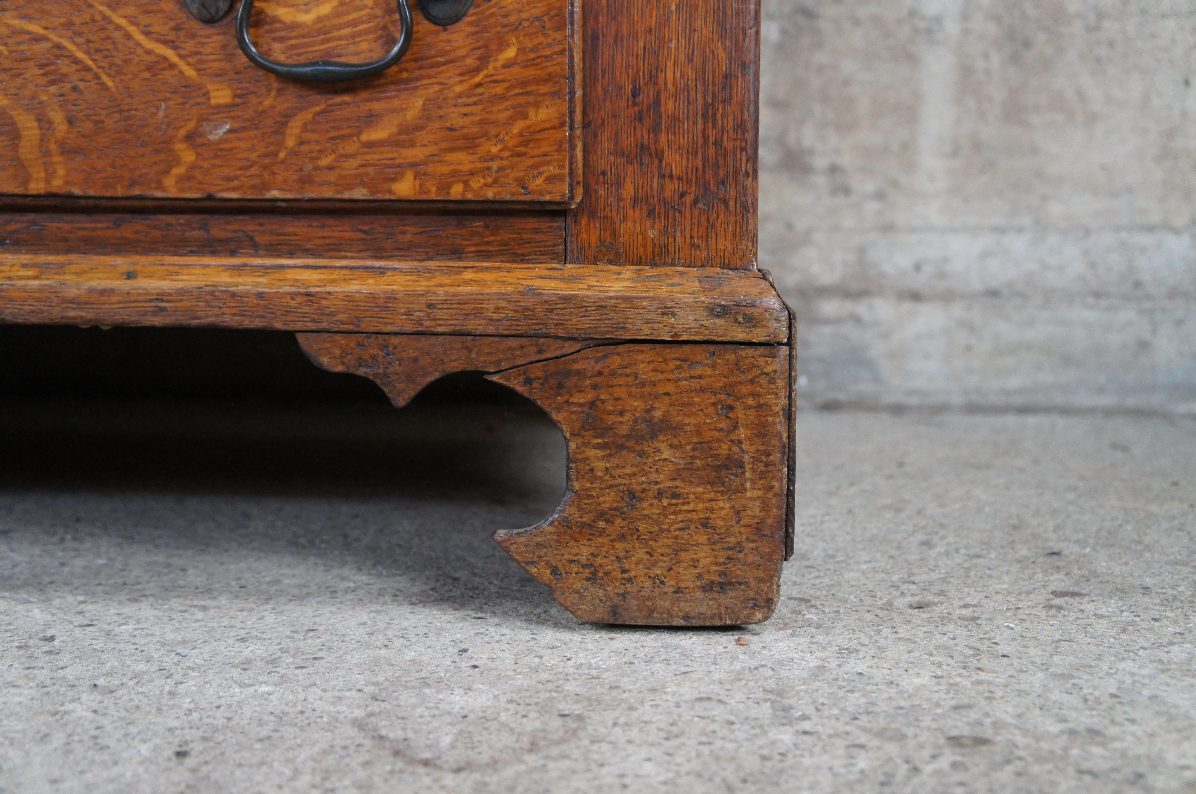 Ancienne commode Dowry anglaise géorgienne du 18e siècle en chêne à quartiers arrondis en vente 2