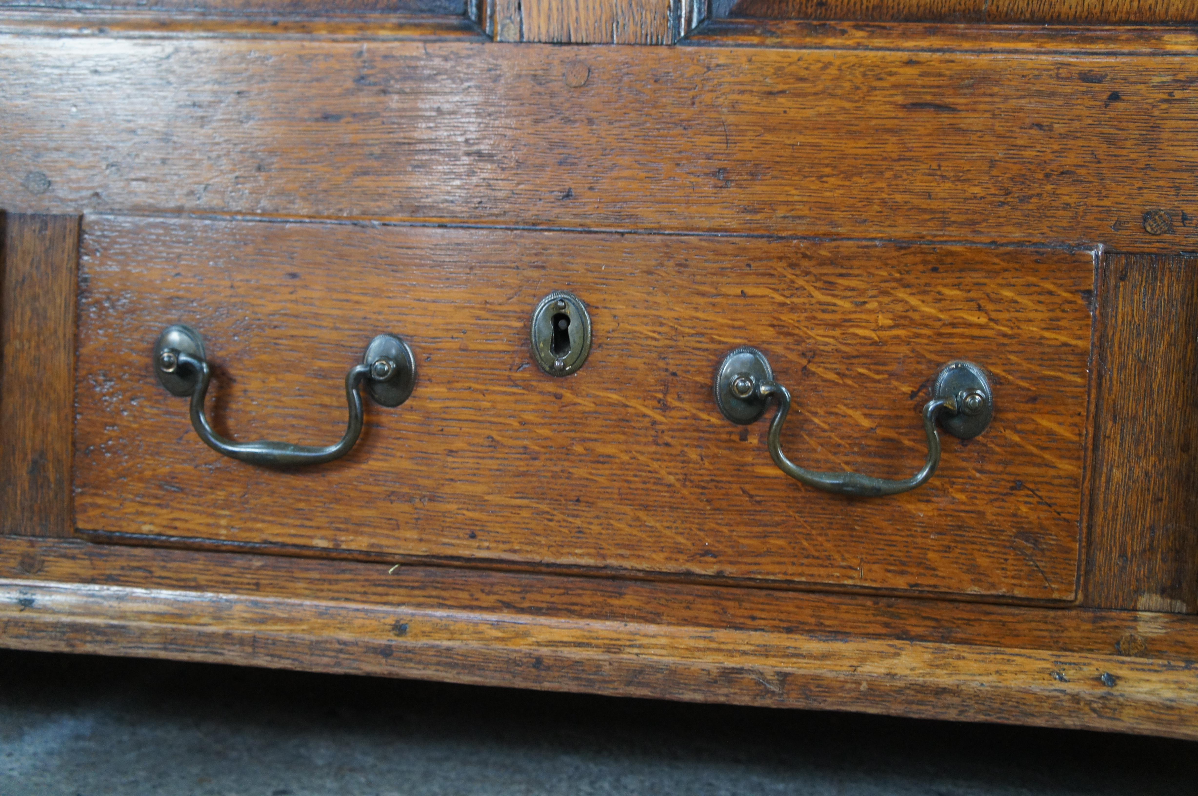 Ancienne commode Dowry anglaise géorgienne du 18e siècle en chêne à quartiers arrondis en vente 3