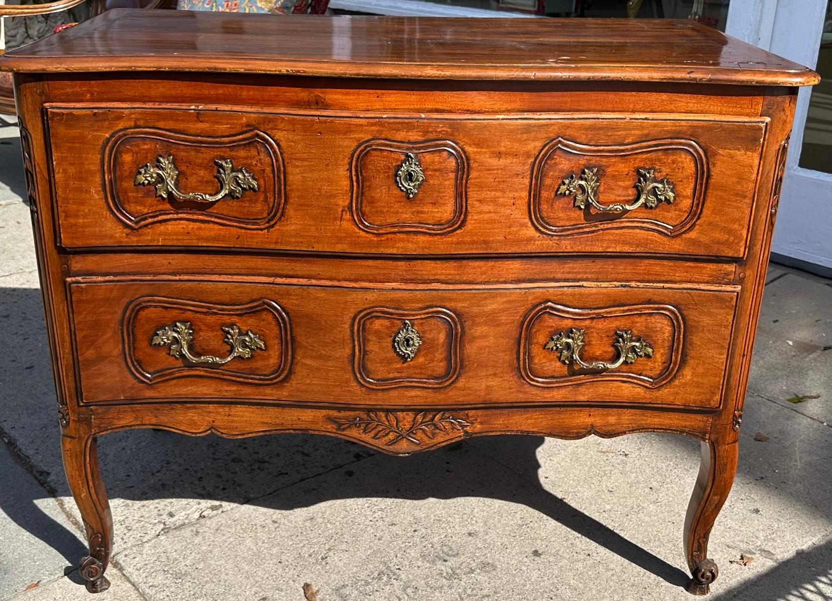 Provincial français A.I.C C. Commode ancienne du XVIIIe siècle, de style français en vente