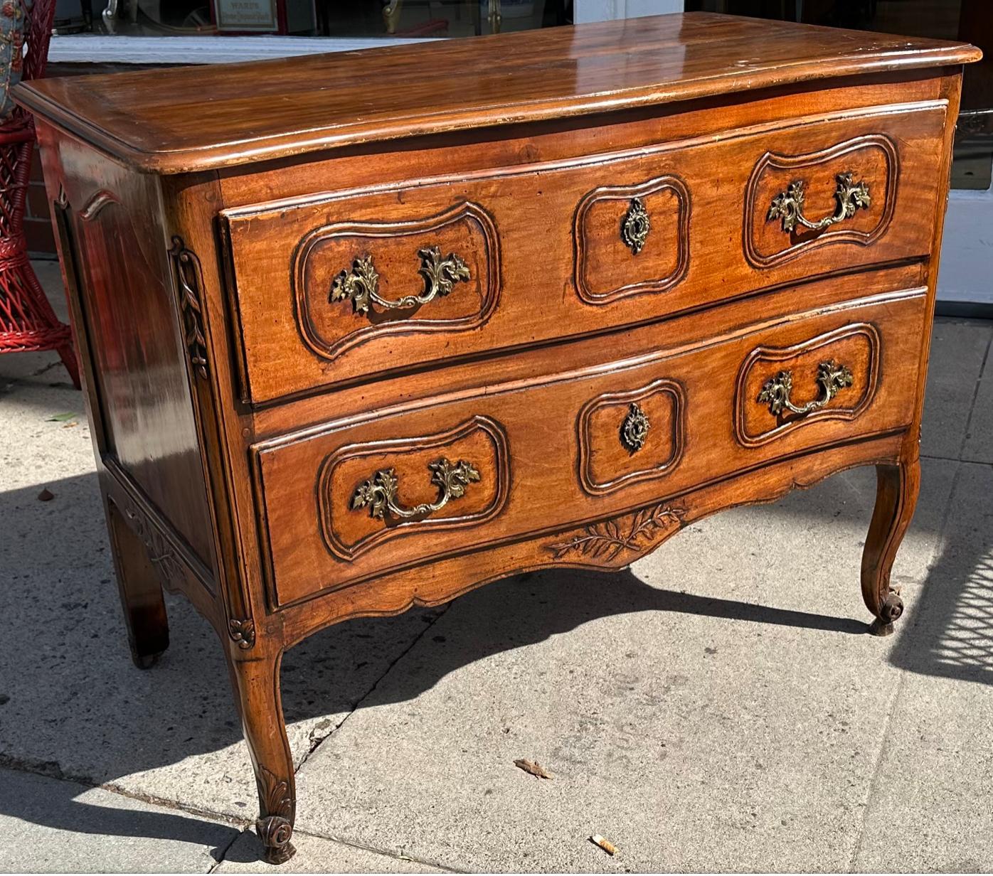 A.I.C C. Commode ancienne du XVIIIe siècle, de style français Bon état - En vente à LOS ANGELES, CA