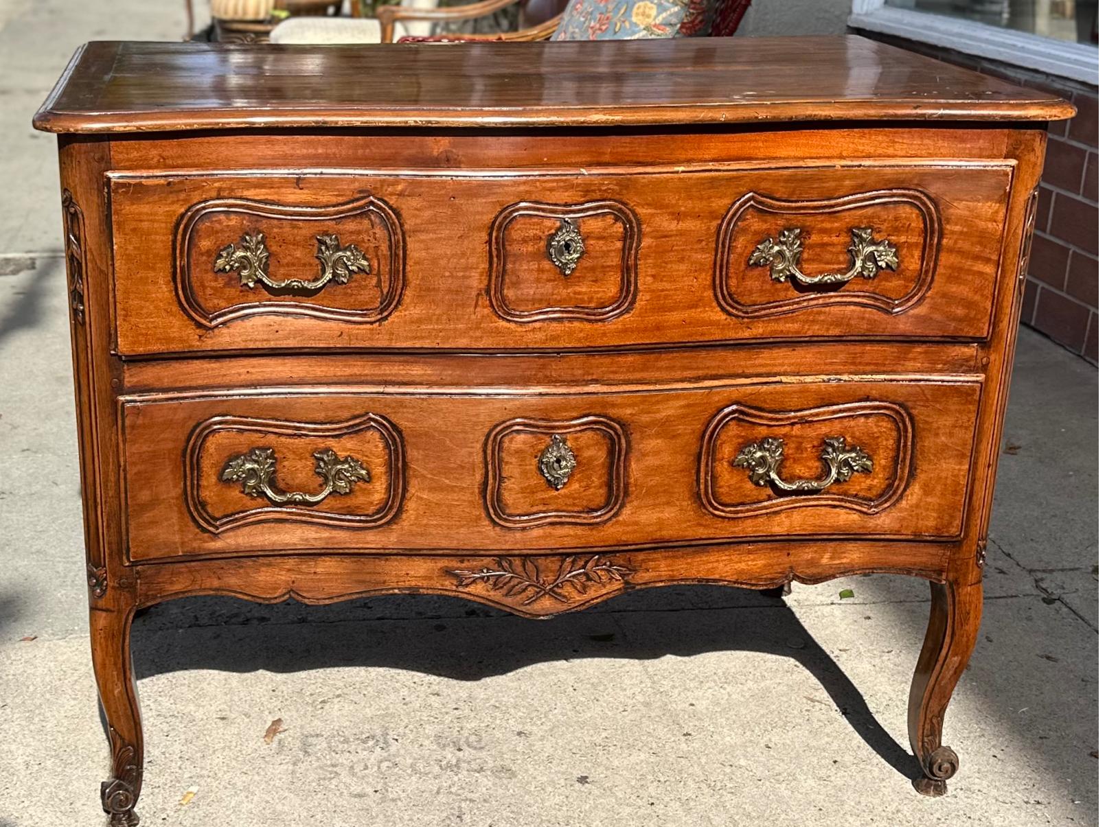 XVIIIe siècle et antérieur A.I.C C. Commode ancienne du XVIIIe siècle, de style français en vente
