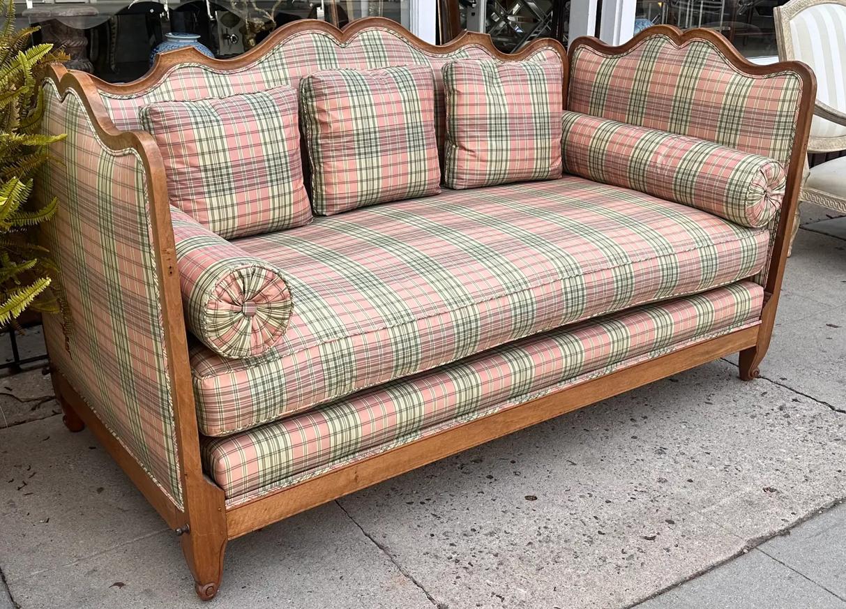 Antique 18th C French Country Fruitwood Daybed Sofa Provincial francés en venta