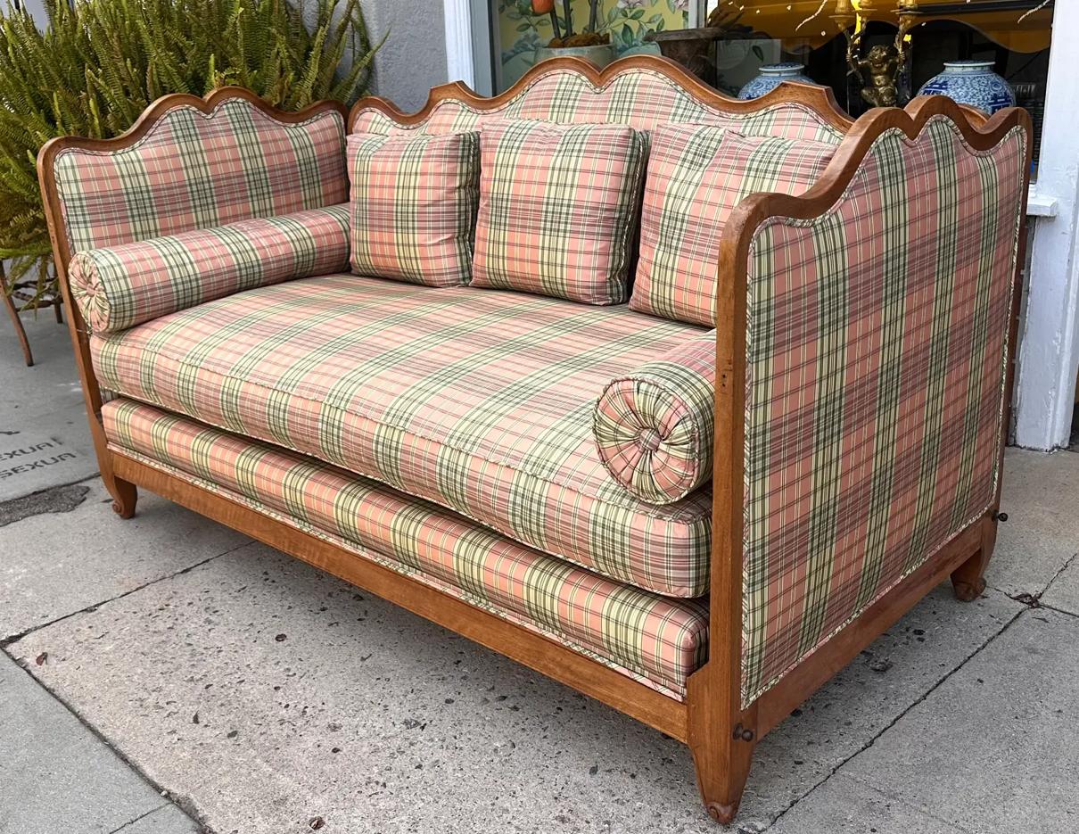 Antique 18th C French Country Fruitwood Daybed Sofa en Bueno estado para la venta en LOS ANGELES, CA