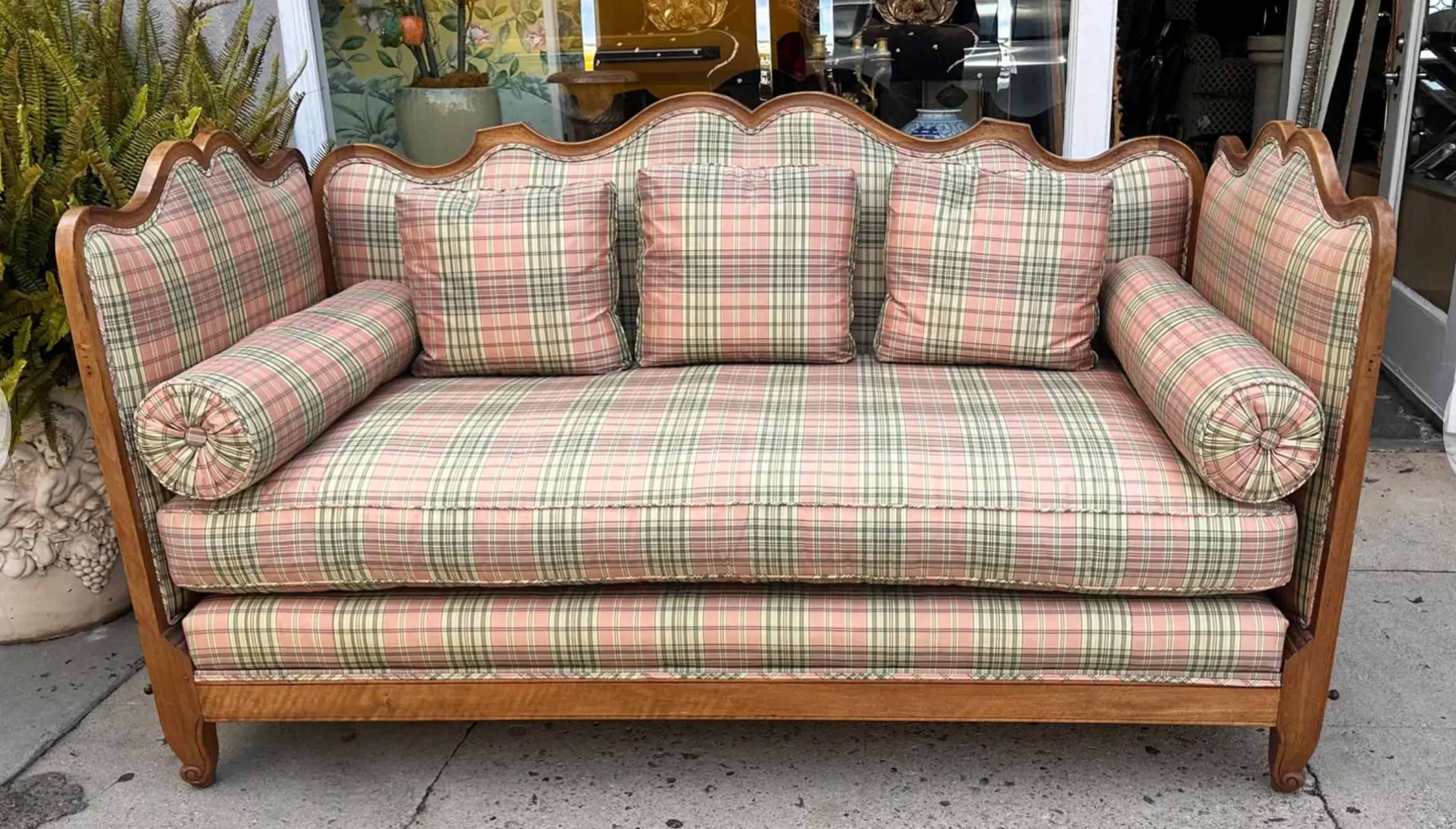 Antique 18th C French Country Fruitwood Daybed Sofa siglo XVIII en venta