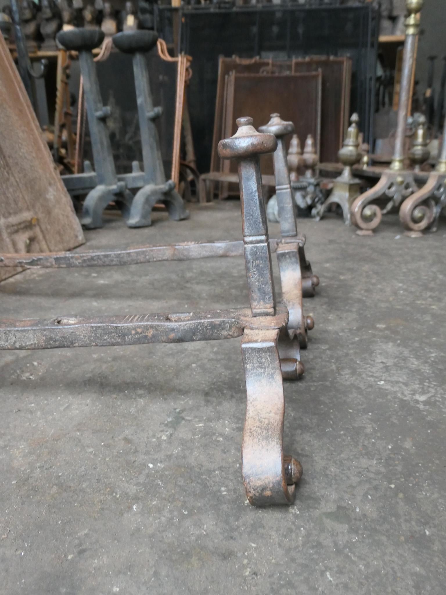 Andirons anciens en fer Louis XV du 18ème siècle français en vente 7