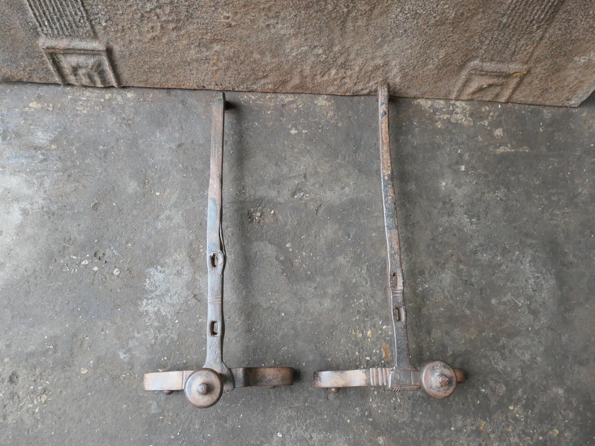 Andirons anciens en fer Louis XV du 18ème siècle français en vente 9