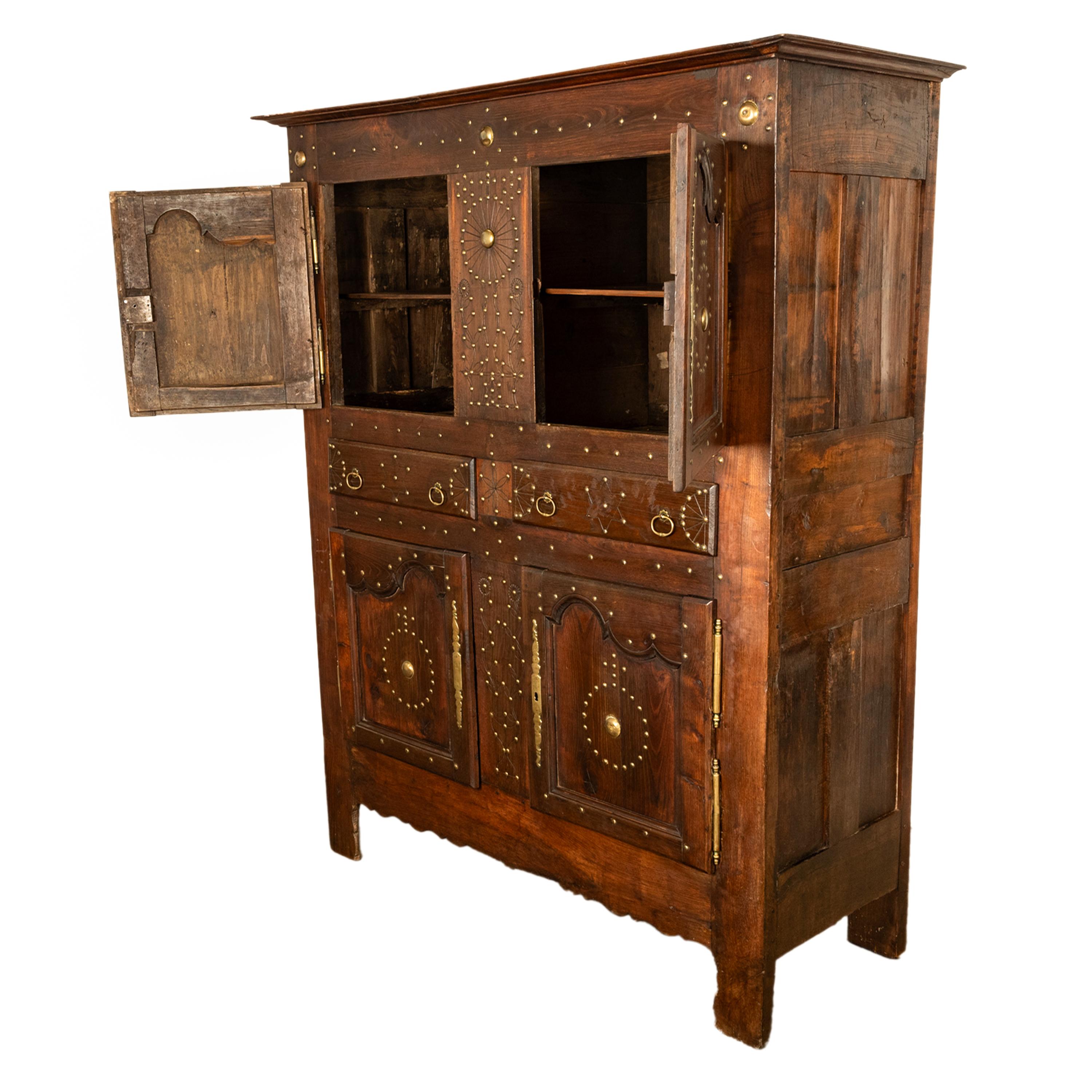 Antike 18. C Französisch Provincial Chestnut Messing Studwork Cabinet Cupboard 1720 im Angebot 2