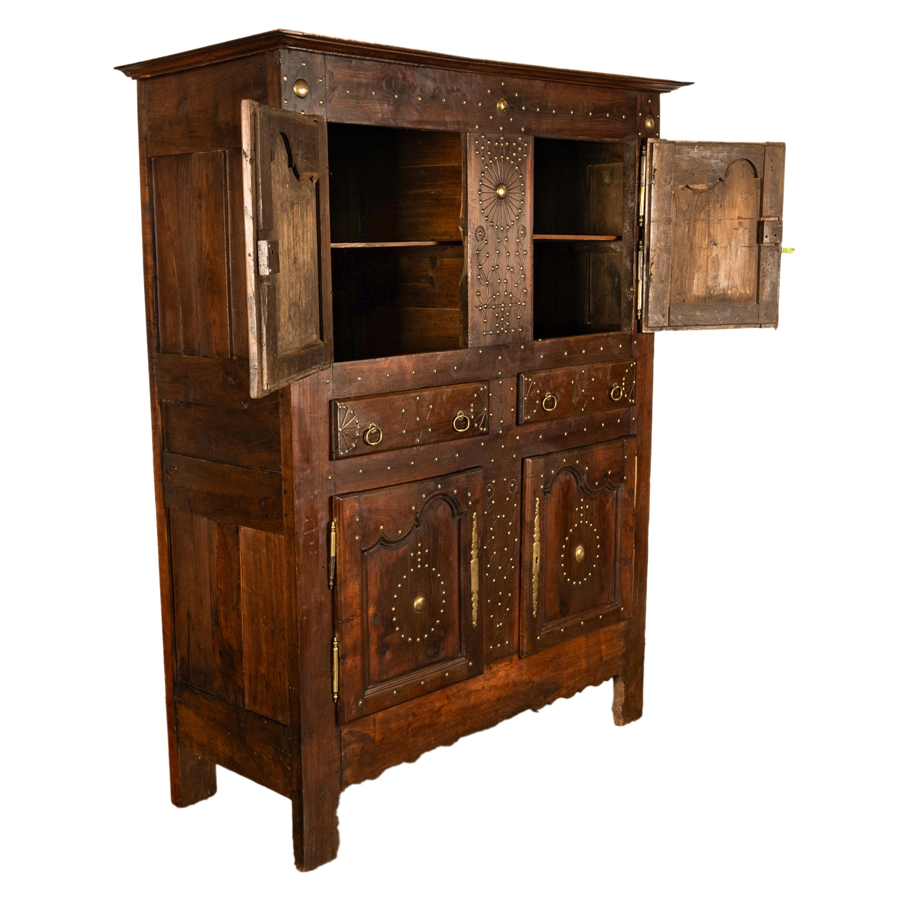 Antike 18. C Französisch Provincial Chestnut Messing Studwork Cabinet Cupboard 1720 im Angebot 3