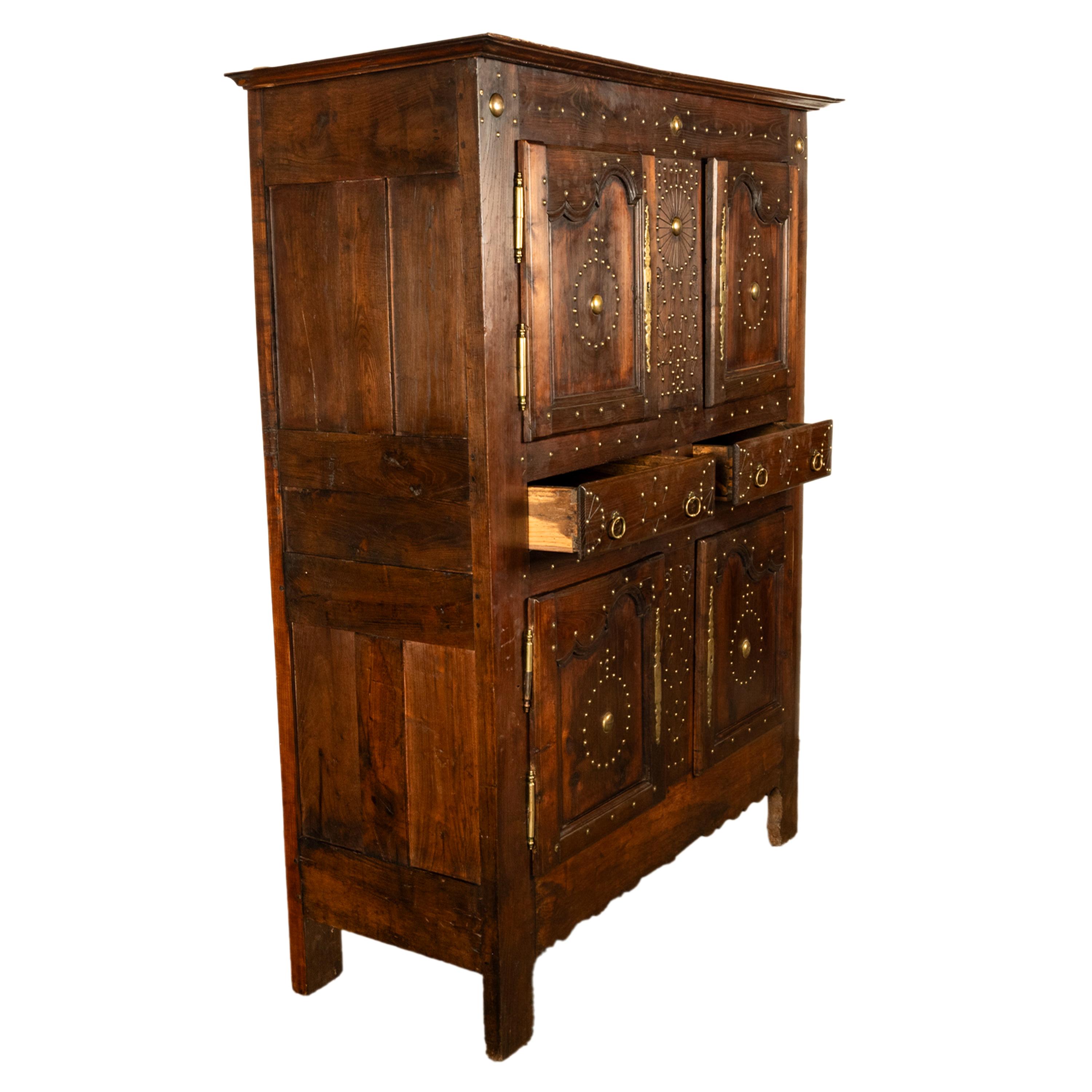 Antike 18. C Französisch Provincial Chestnut Messing Studwork Cabinet Cupboard 1720 im Angebot 4