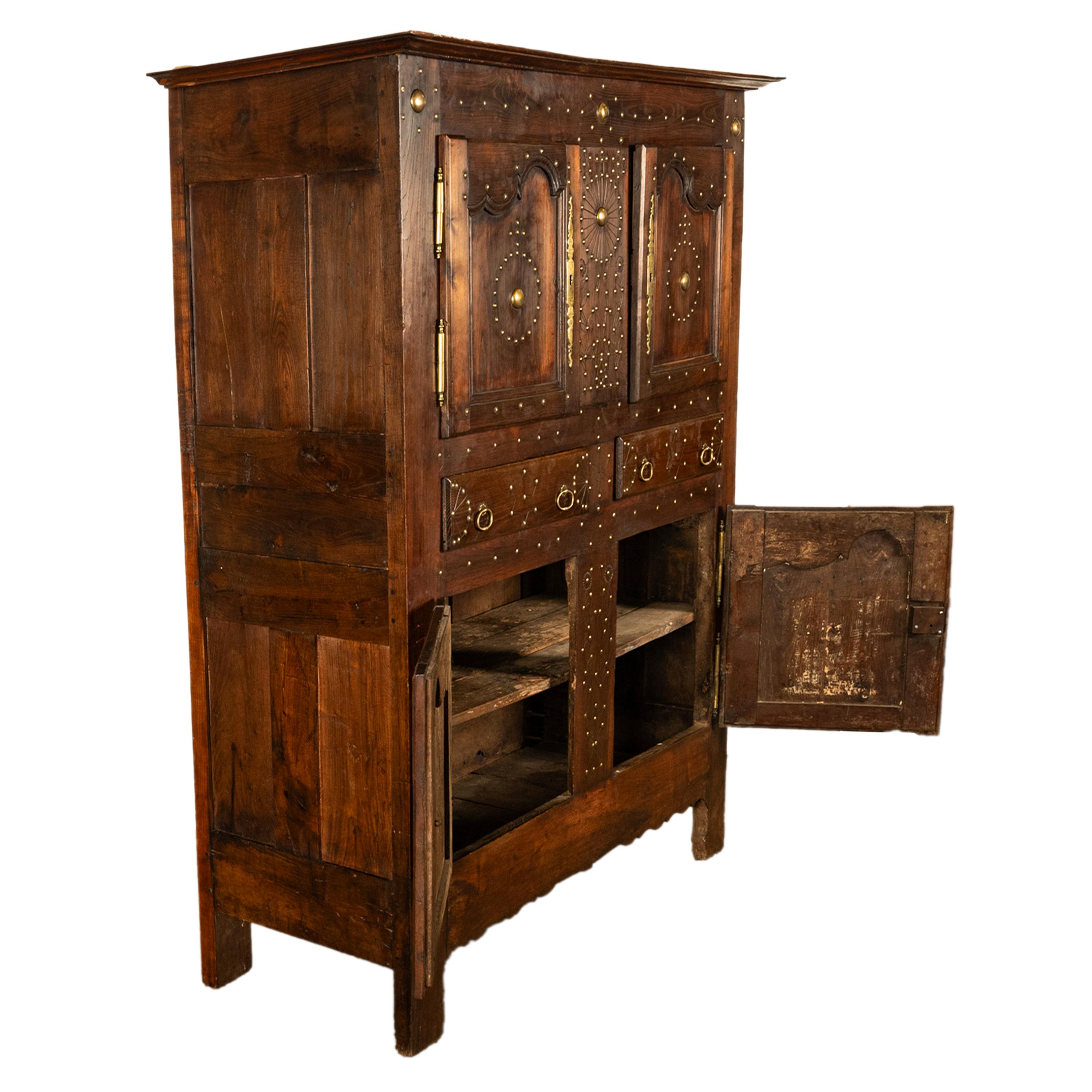 Antike 18. C Französisch Provincial Chestnut Messing Studwork Cabinet Cupboard 1720 im Angebot 5