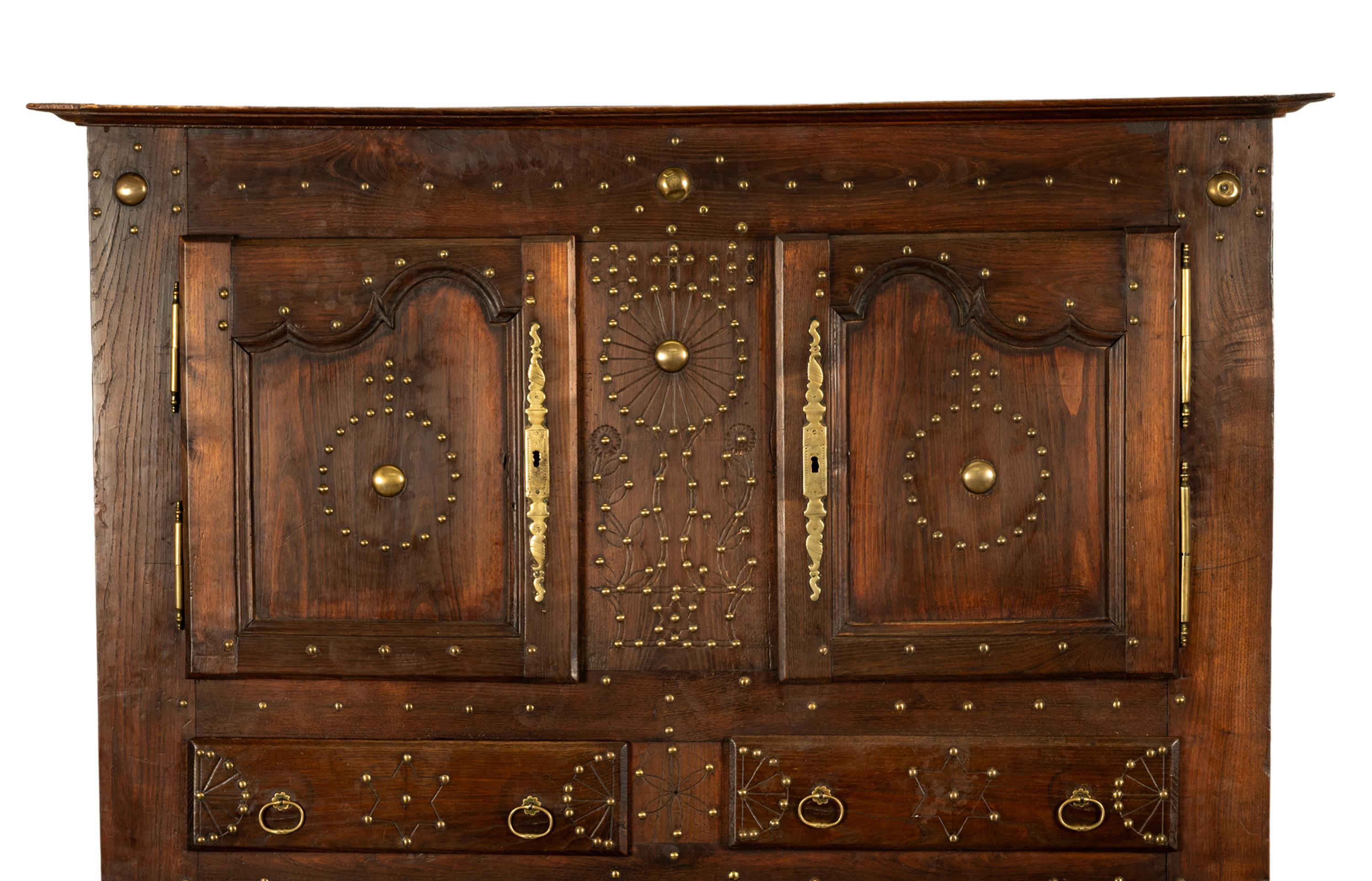 Antike 18. C Französisch Provincial Chestnut Messing Studwork Cabinet Cupboard 1720 im Angebot 6