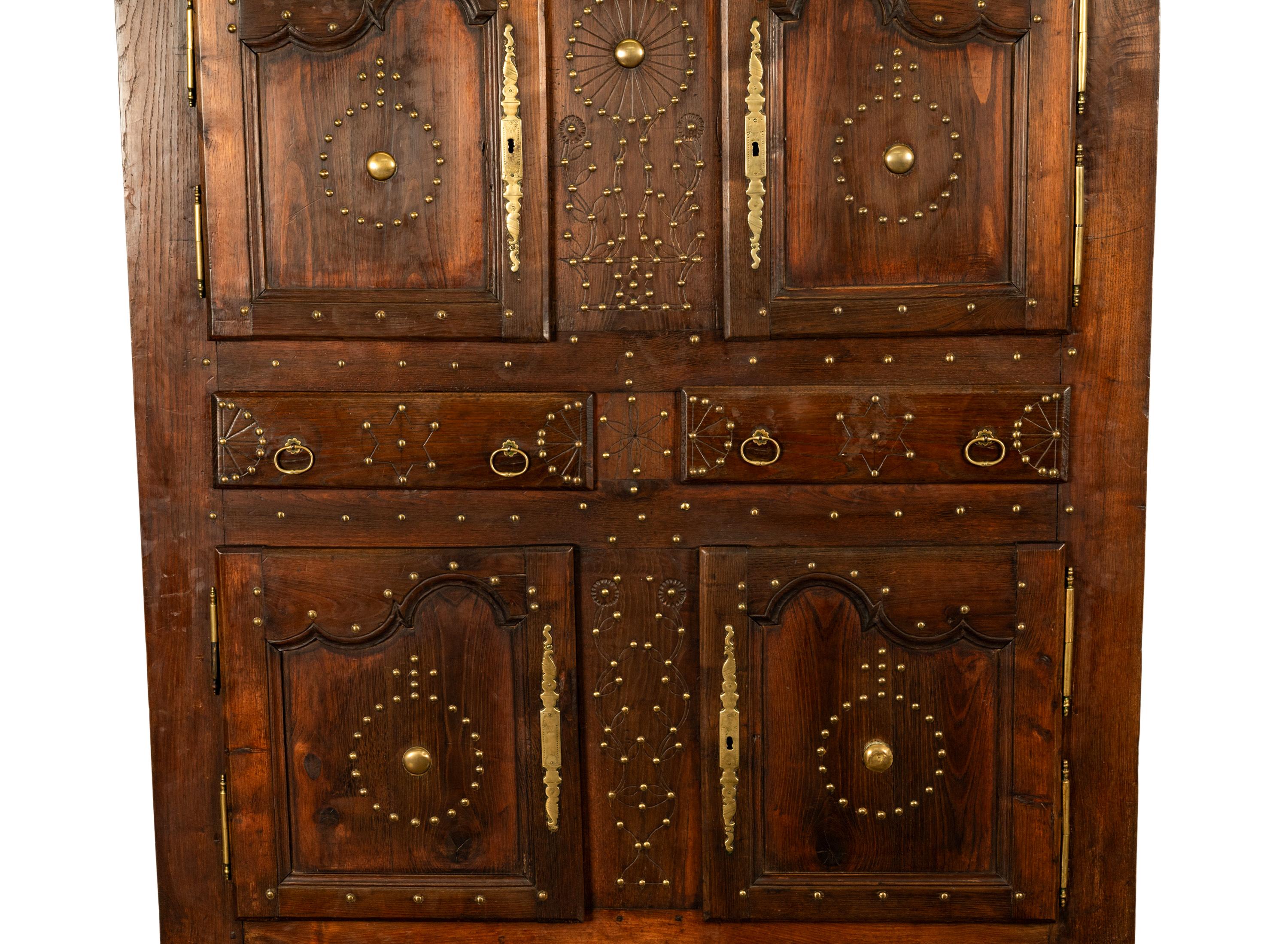 Antike 18. C Französisch Provincial Chestnut Messing Studwork Cabinet Cupboard 1720 im Angebot 7