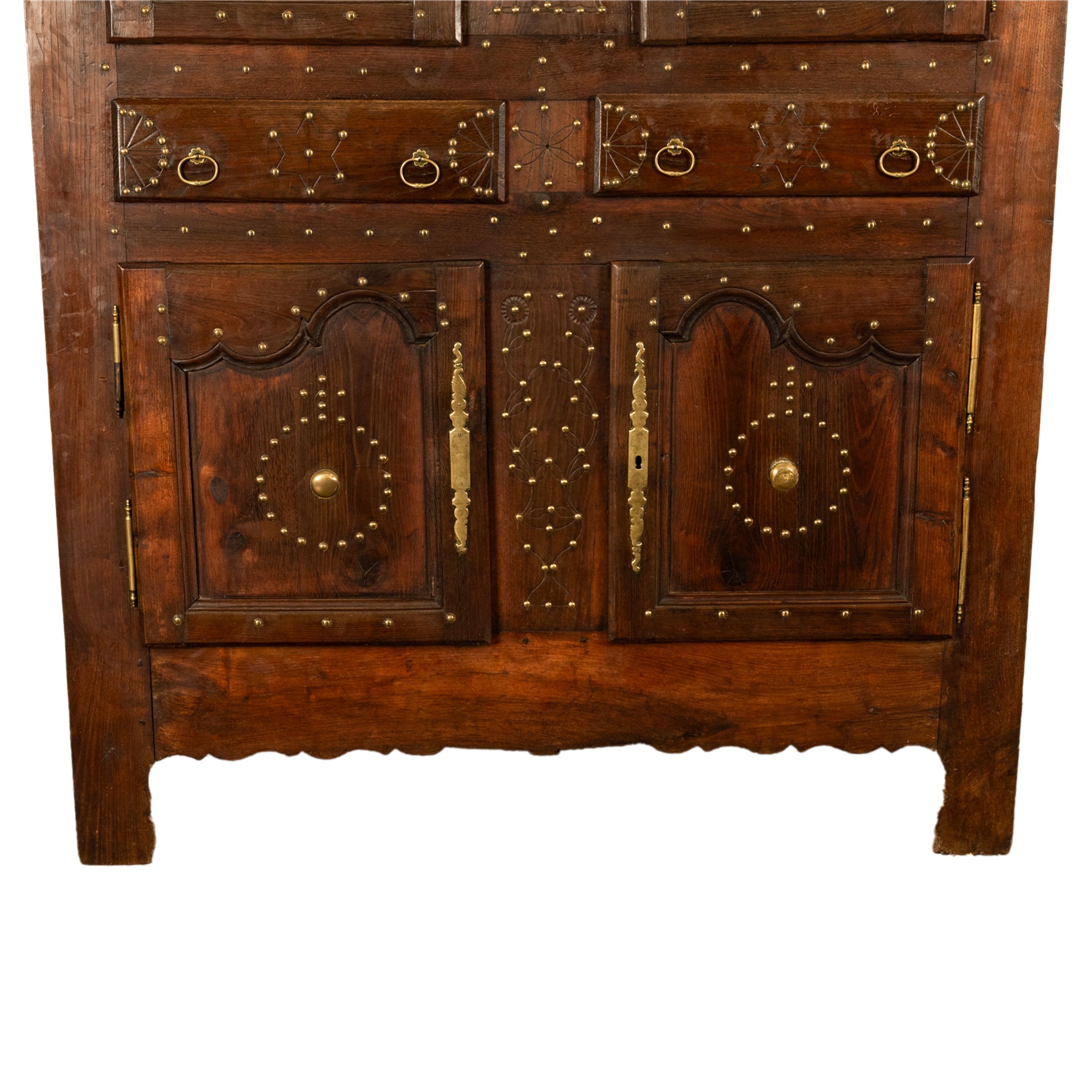 Antike 18. C Französisch Provincial Chestnut Messing Studwork Cabinet Cupboard 1720 im Angebot 8
