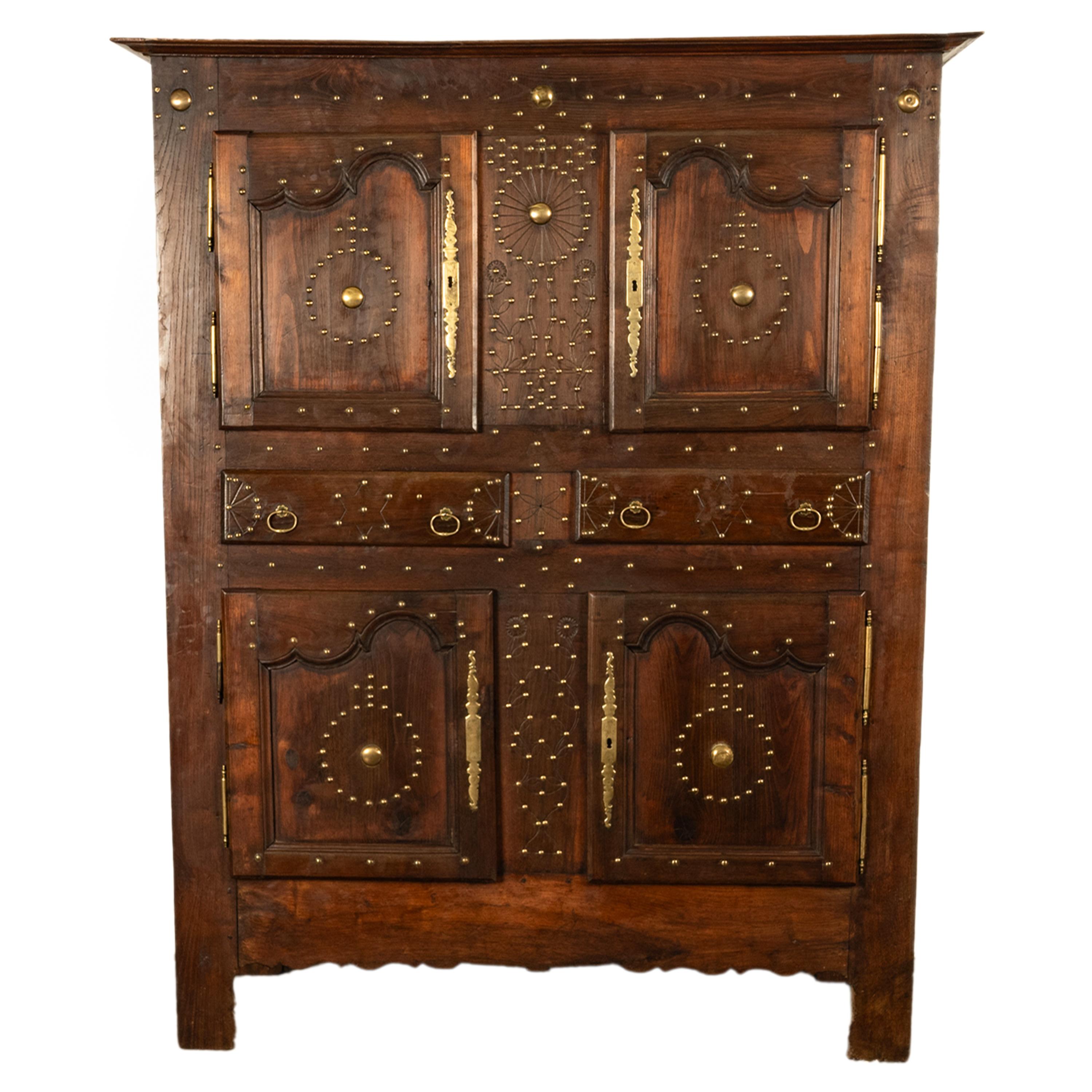Ungewöhnlicher antiker Schrank aus französischem Kastanienholz, 18. Jahrhundert, Bretagne, um 1720. 

Der Schrank ist aus massivem, gemasertem Kastanienholz gefertigt und mit den originalen Messingbeschlägen verziert. Zwillingsschränke über