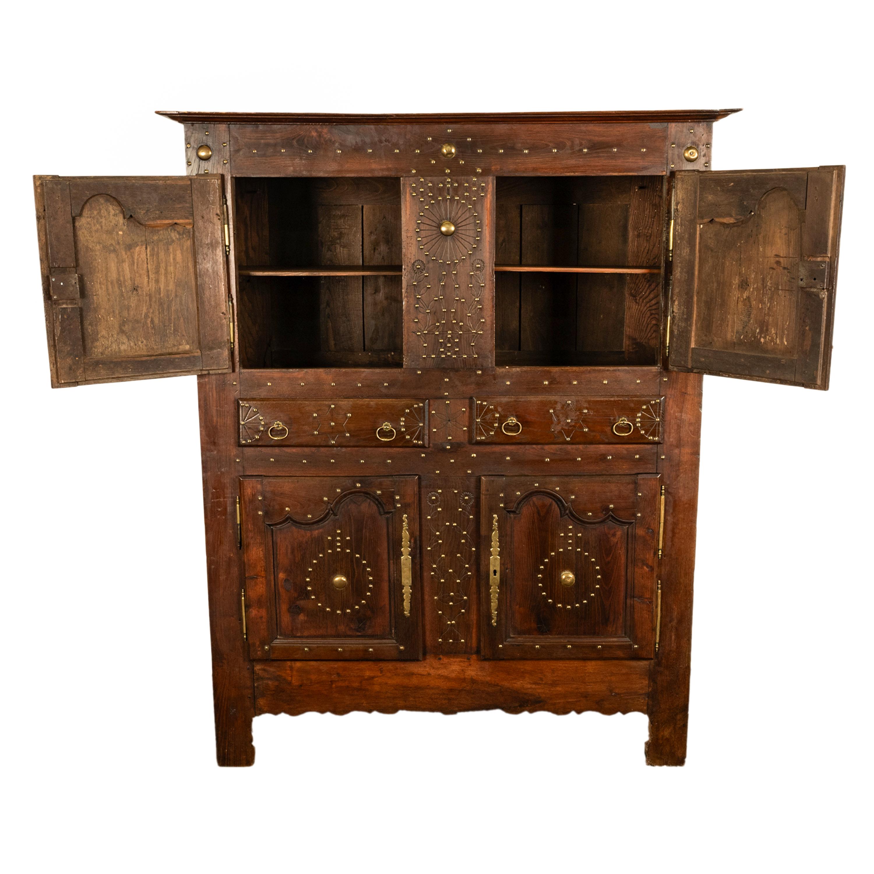 Antike 18. C Französisch Provincial Chestnut Messing Studwork Cabinet Cupboard 1720 (Französische Provence) im Angebot