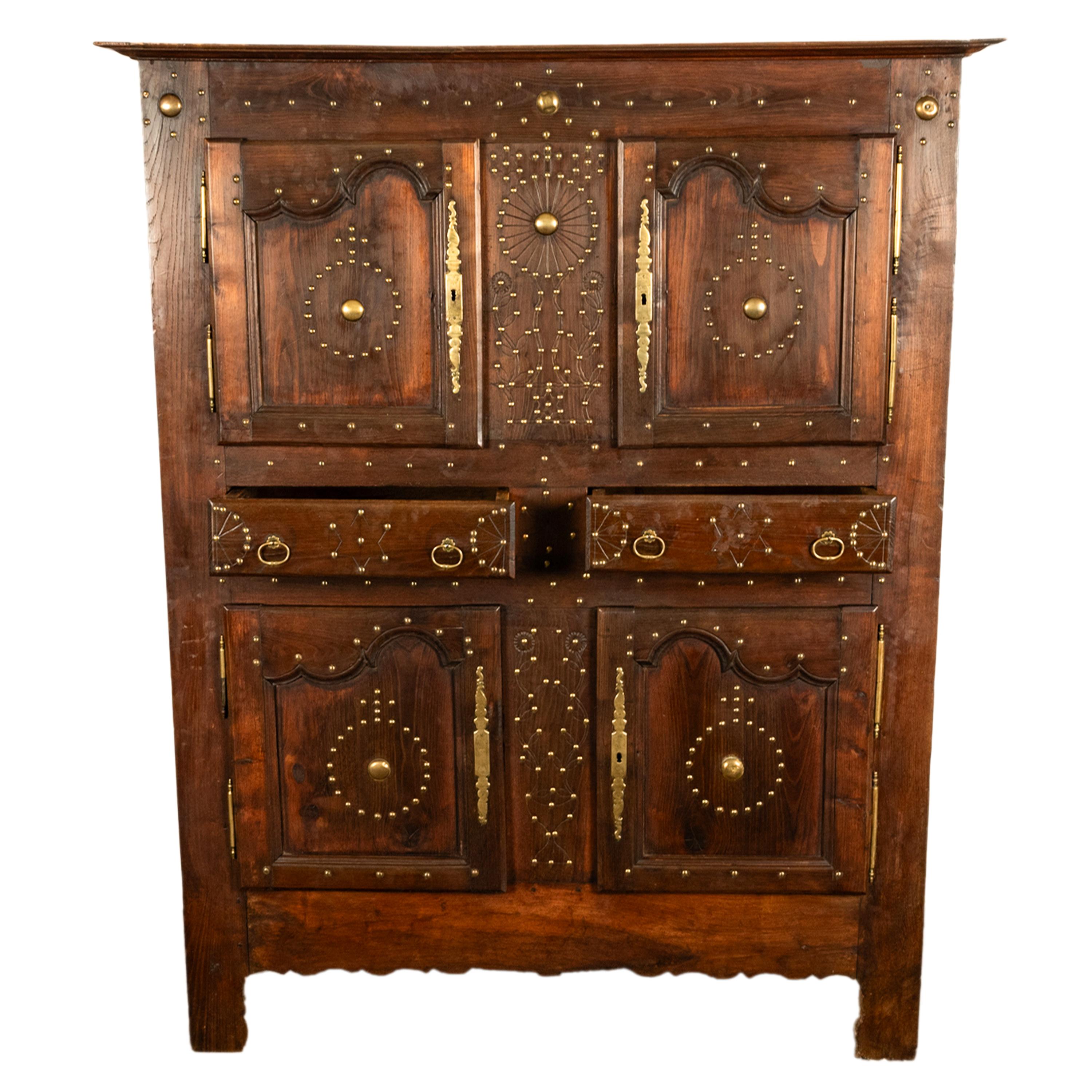 Antike 18. C Französisch Provincial Chestnut Messing Studwork Cabinet Cupboard 1720 (Tischlerei) im Angebot