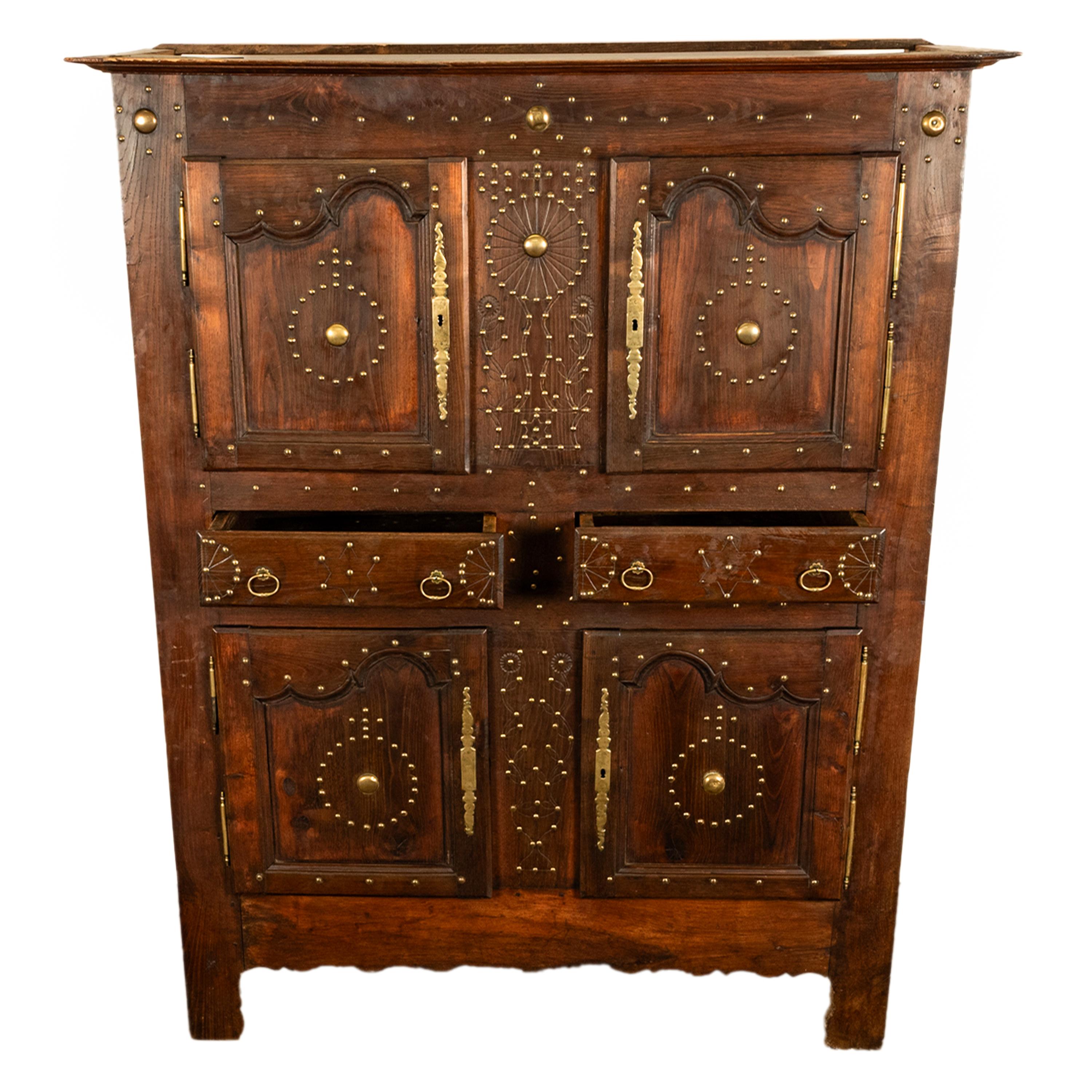 Antike 18. C Französisch Provincial Chestnut Messing Studwork Cabinet Cupboard 1720 im Zustand „Gut“ im Angebot in Portland, OR